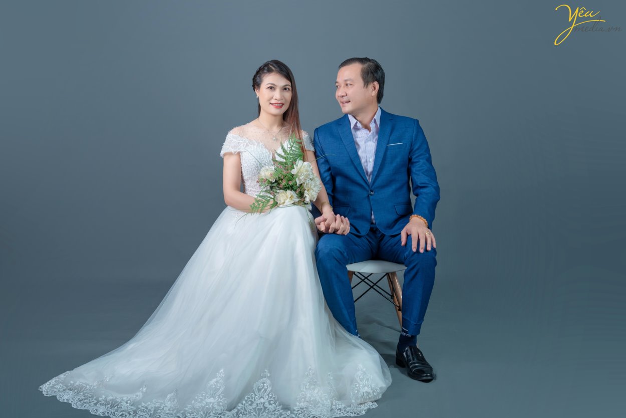 Chụp ảnh gia đình 4 người với các tư thế pose trong studio