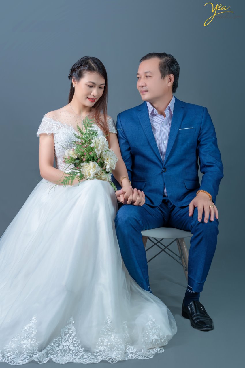 Chụp ảnh gia đình 4 người với các tư thế pose trong studio