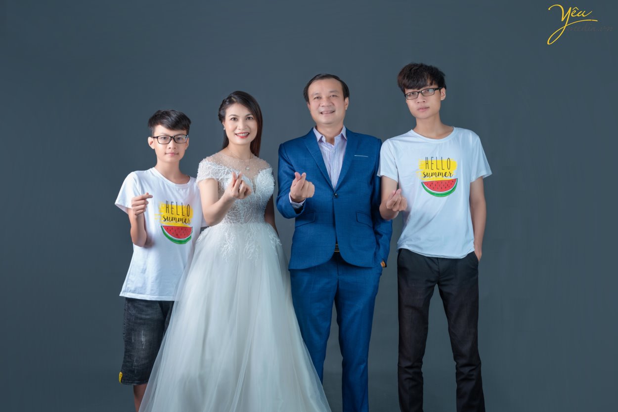 Chụp ảnh gia đình 4 người với các tư thế pose trong studio