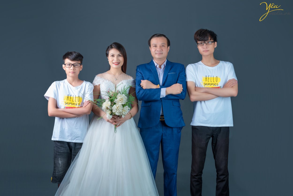 Chụp ảnh gia đình 4 người với các tư thế pose trong studio