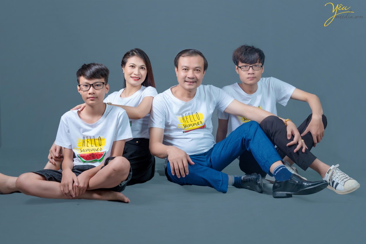 Chụp ảnh gia đình 4 người với các tư thế pose trong studio