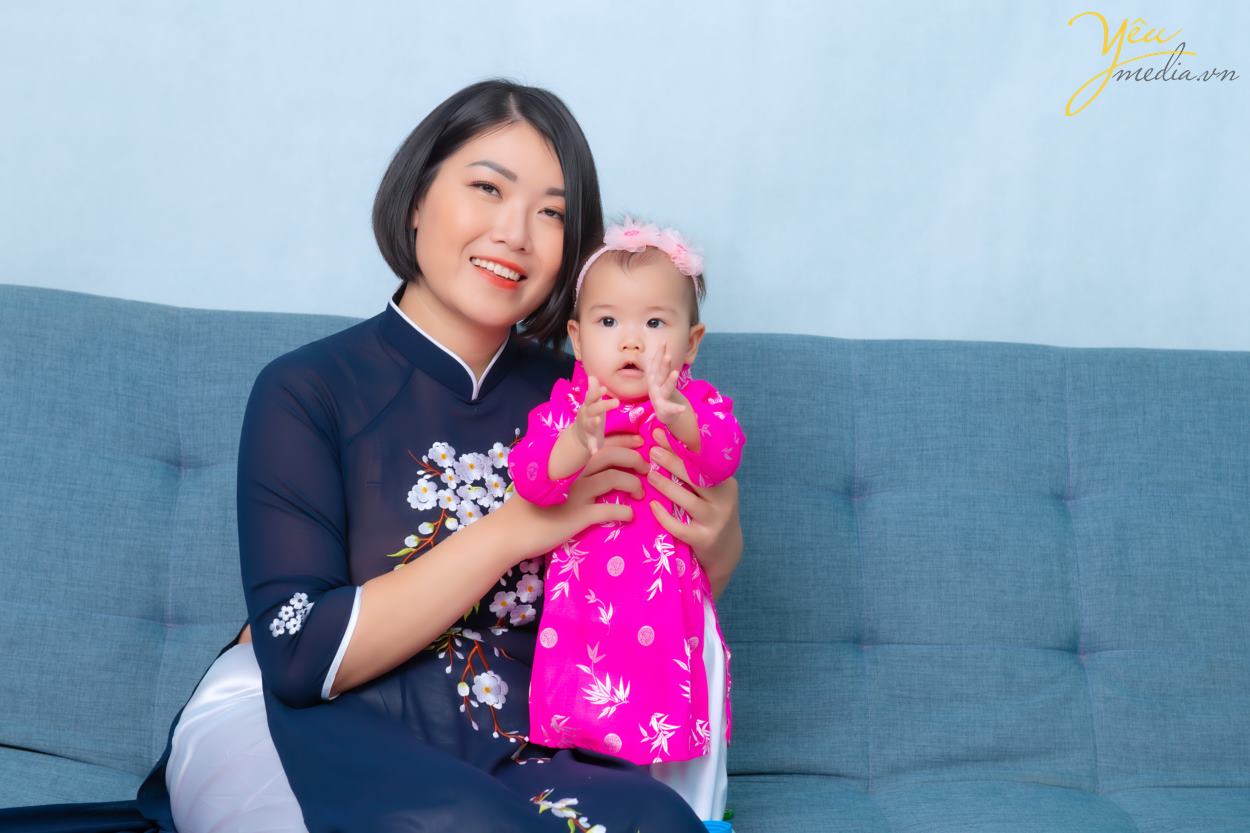 Yêu media xin giới thiệu bộ ảnh chụp gia đình chị Nga gồm: bố mẹ - hai con gái - và cháu ngoại - được thực hiện tại studio của chúng tôi.