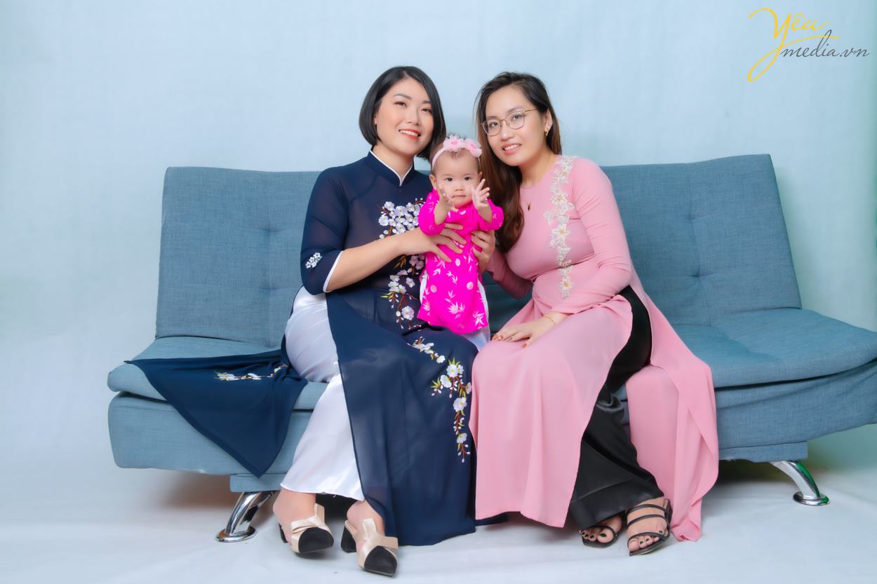 Yêu media xin giới thiệu bộ ảnh chụp gia đình chị Nga gồm: bố mẹ - hai con gái - và cháu ngoại - được thực hiện tại studio của chúng tôi.