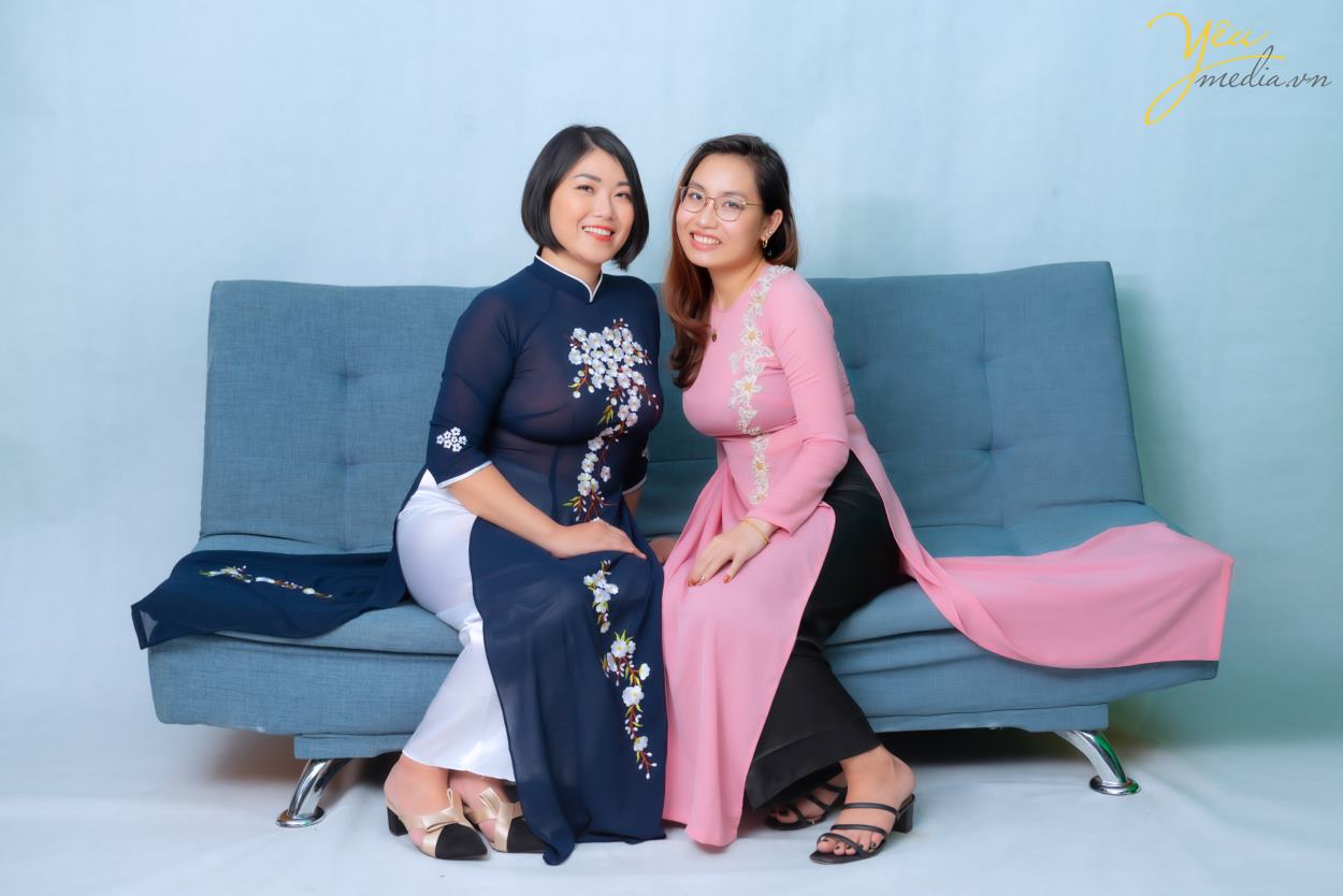 Yêu media xin giới thiệu bộ ảnh chụp gia đình chị Nga gồm: bố mẹ - hai con gái - và cháu ngoại - được thực hiện tại studio của chúng tôi.