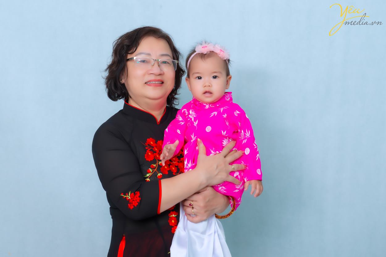 Yêu media xin giới thiệu bộ ảnh chụp gia đình chị Nga gồm: bố mẹ - hai con gái - và cháu ngoại - được thực hiện tại studio của chúng tôi.