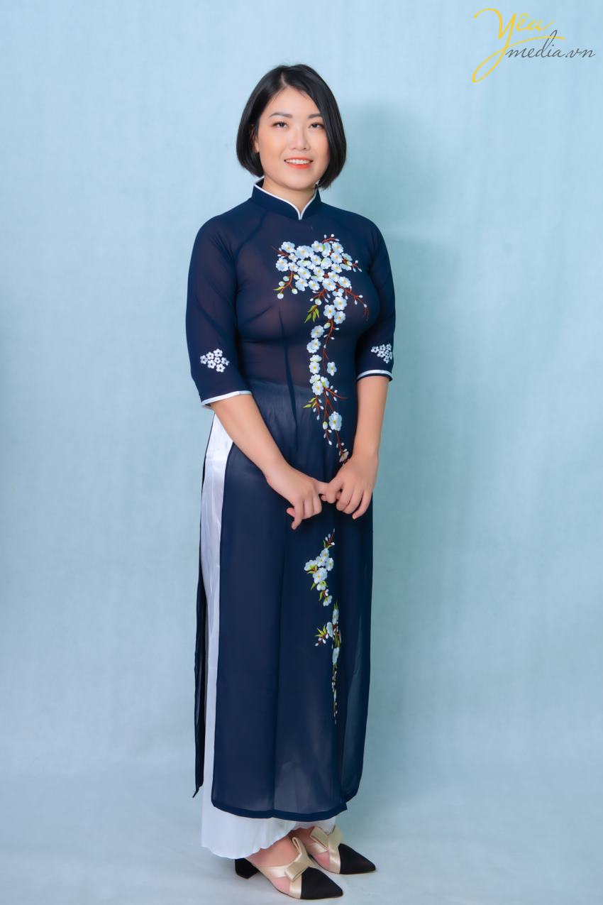 Yêu media xin giới thiệu bộ ảnh chụp gia đình chị Nga gồm: bố mẹ - hai con gái - và cháu ngoại - được thực hiện tại studio của chúng tôi.