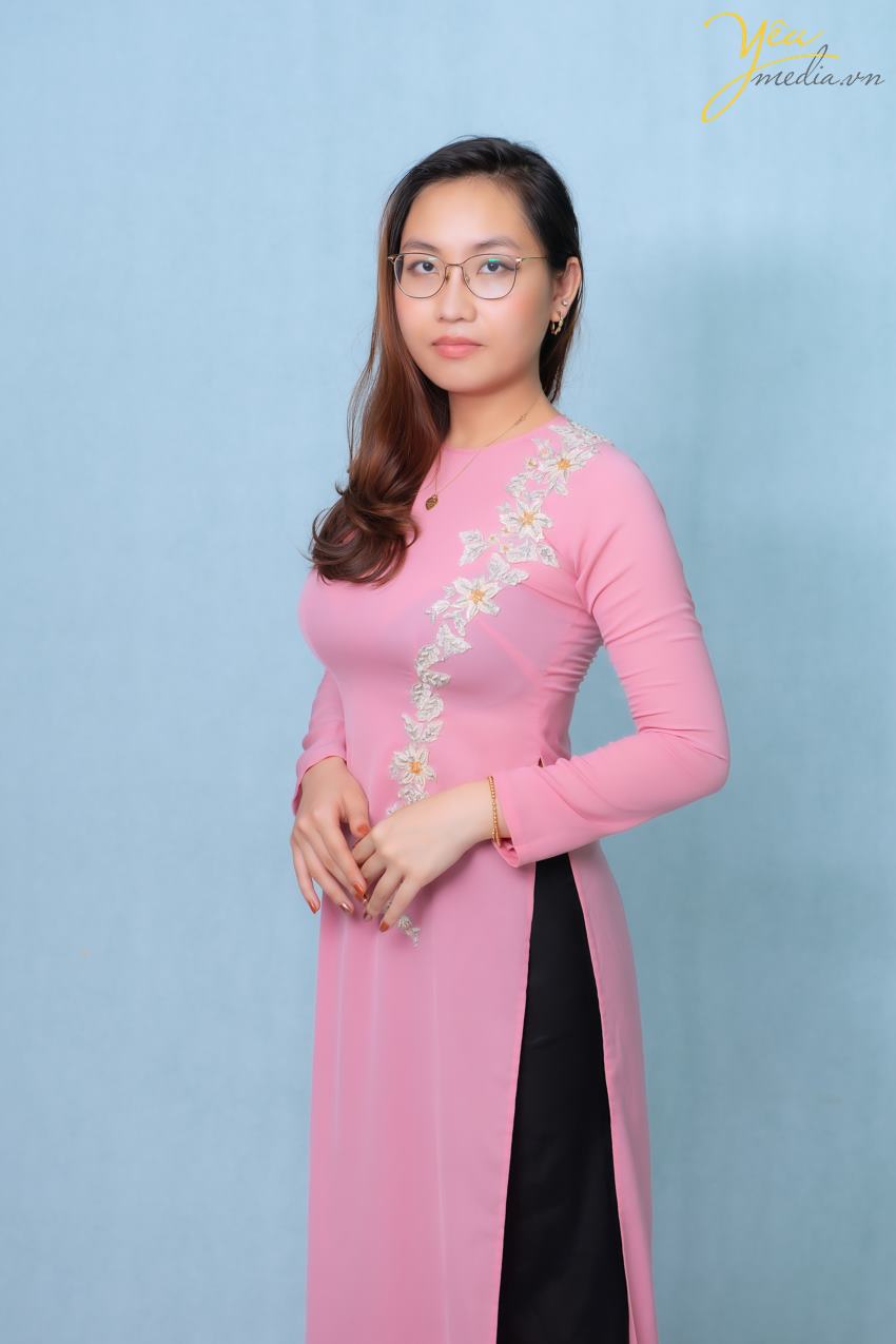 Yêu media xin giới thiệu bộ ảnh chụp gia đình chị Nga gồm: bố mẹ - hai con gái - và cháu ngoại - được thực hiện tại studio của chúng tôi.