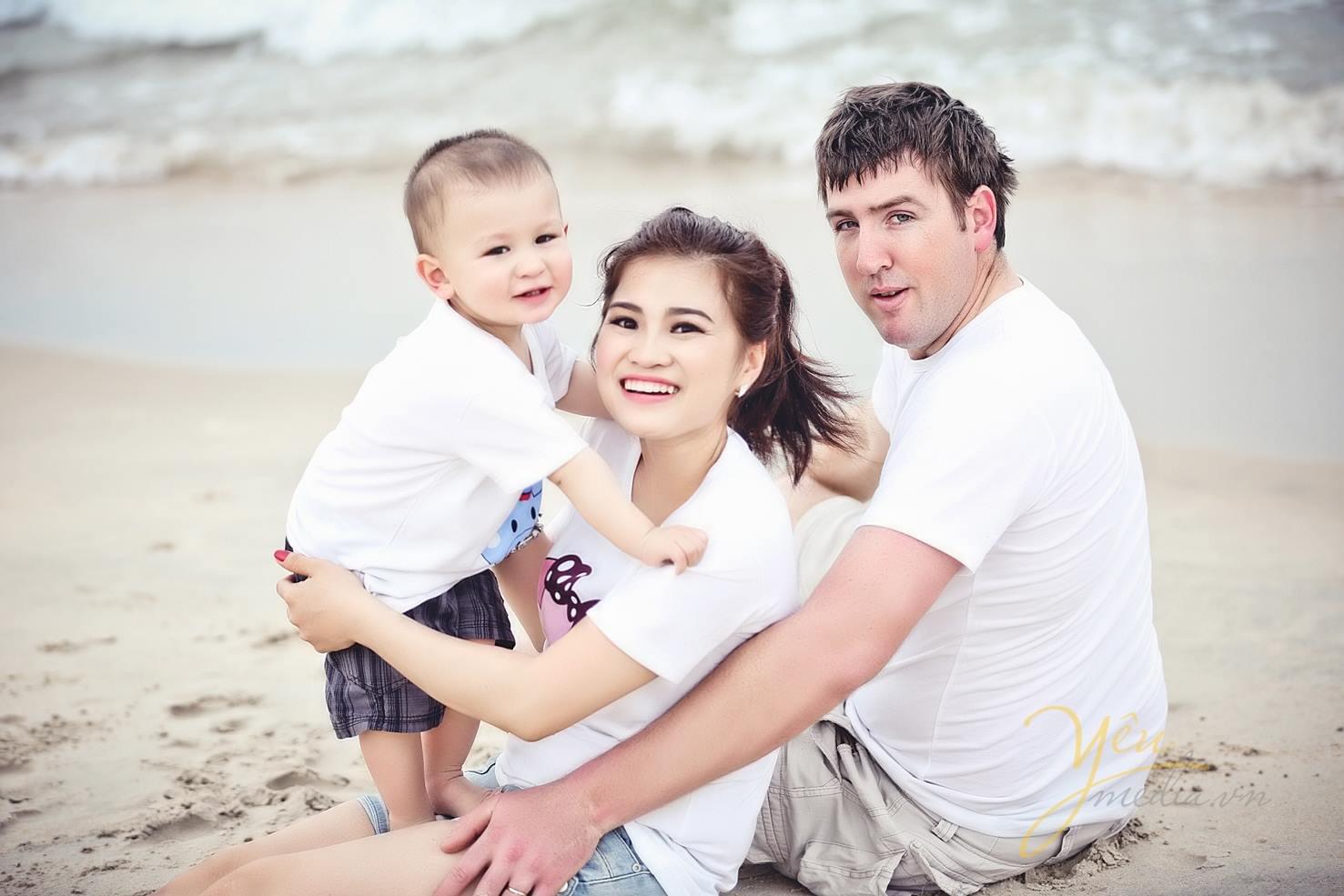 ảnh mẹ bế bé dạo chơi trên biển