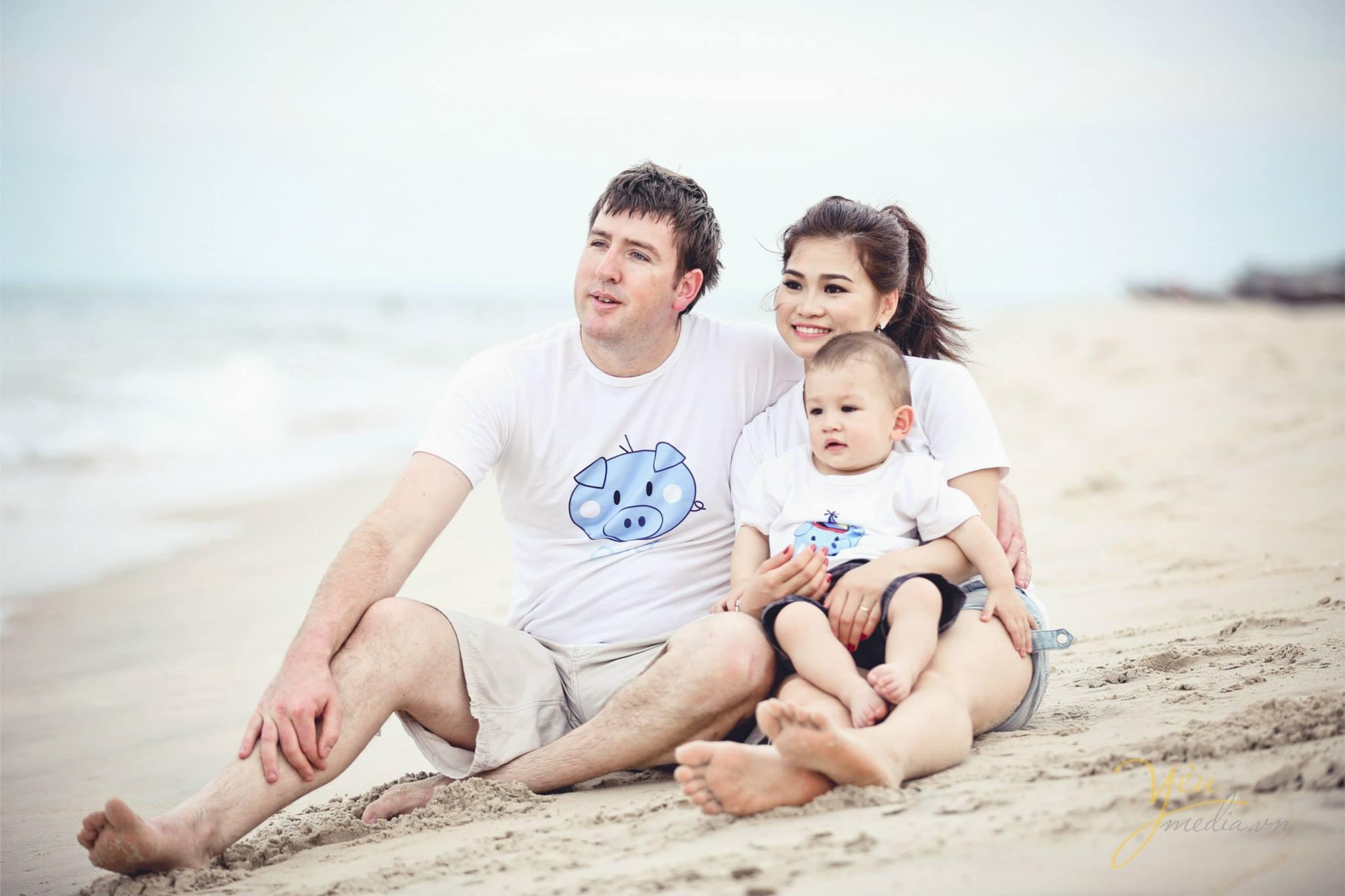 ảnh chụp cả gia đình đi biển kỷ niệm ngày cưới chồng tây vợ việt nam con lai