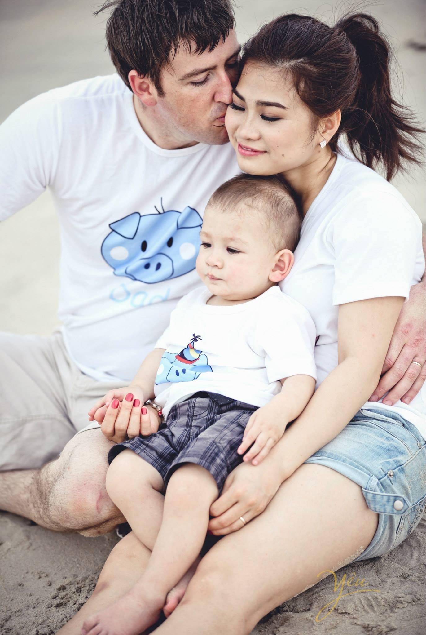 ảnh gia đình hạnh phúc đi chơi biển chồng tây con lai