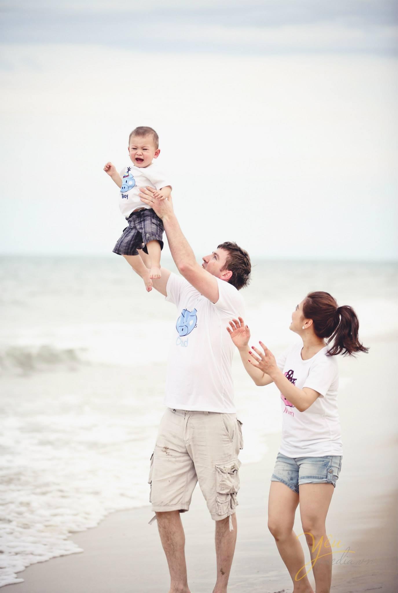 chụp ảnh kỷ niệm ngày cưới tại biển trang phục thường ngày