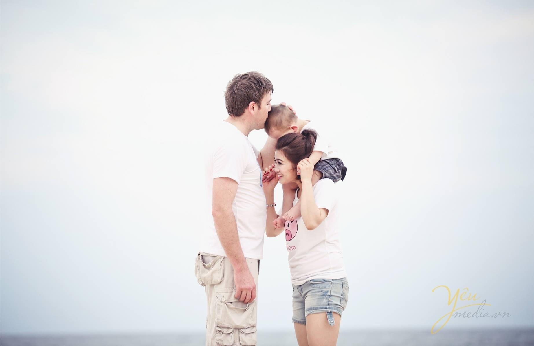 ảnh chụp gia đình vui chơi tại biển kỷ niệm ngày cưới
