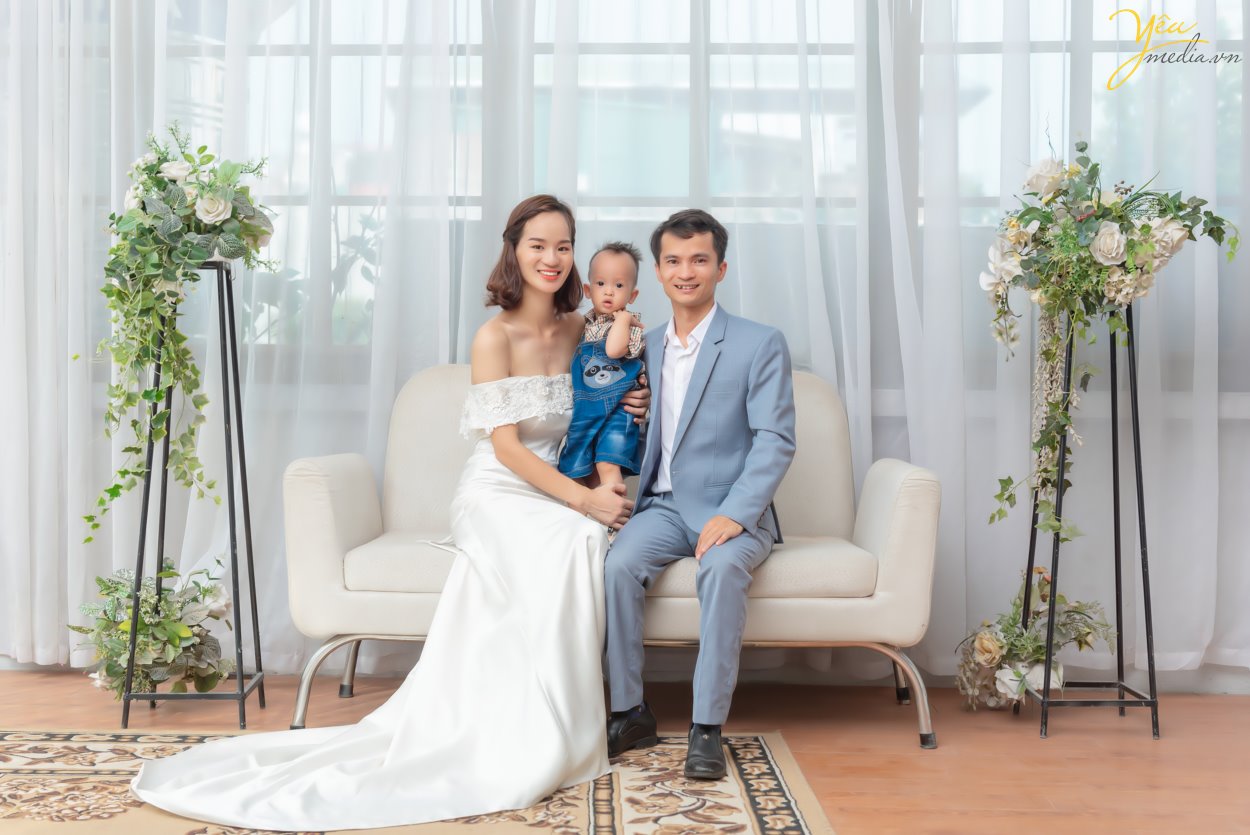 Chụp ảnh gia đình ba người trong phim trường kiểu châu Âu