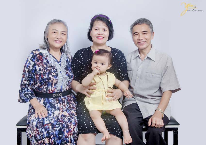 chụp ảnh gia đình tại studio