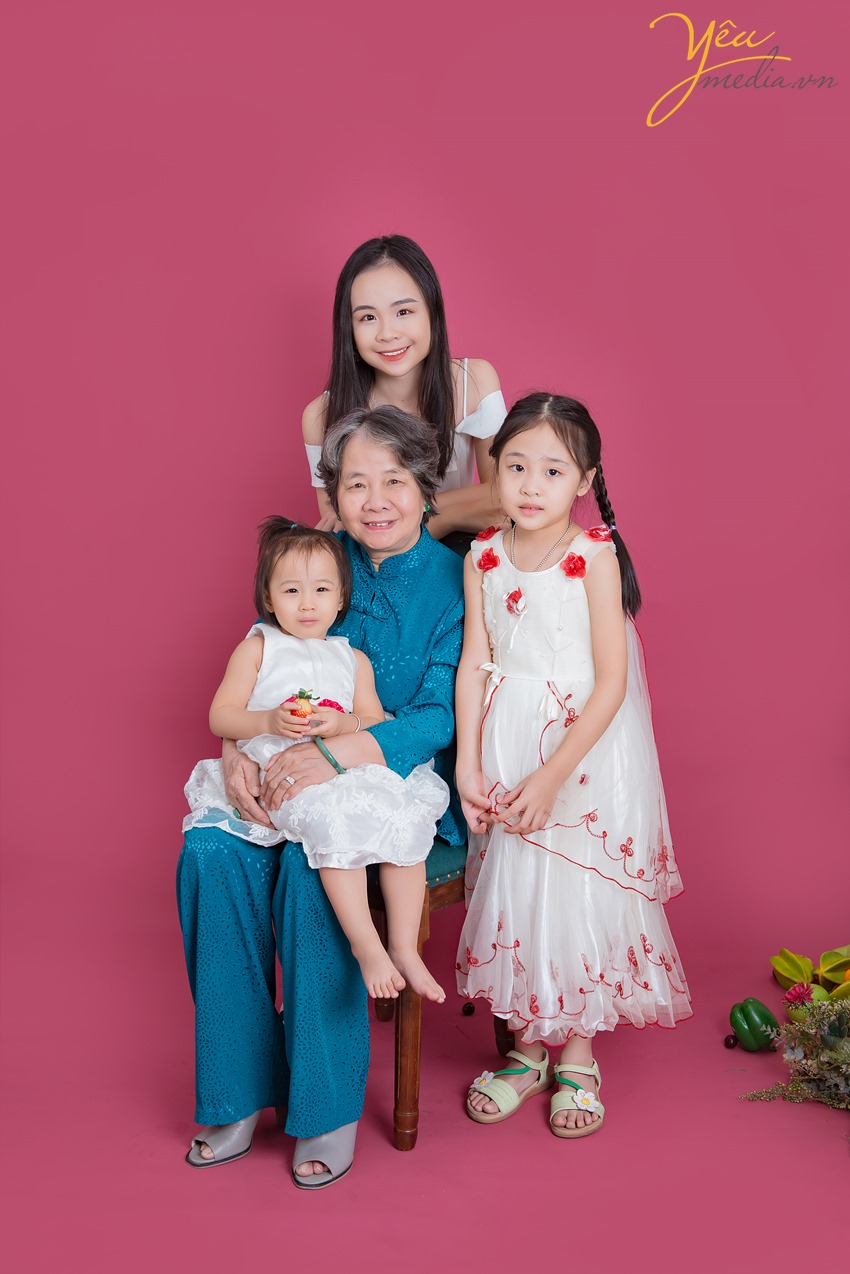 chụp ảnh gia đình cả nhà cùng bà ngoại