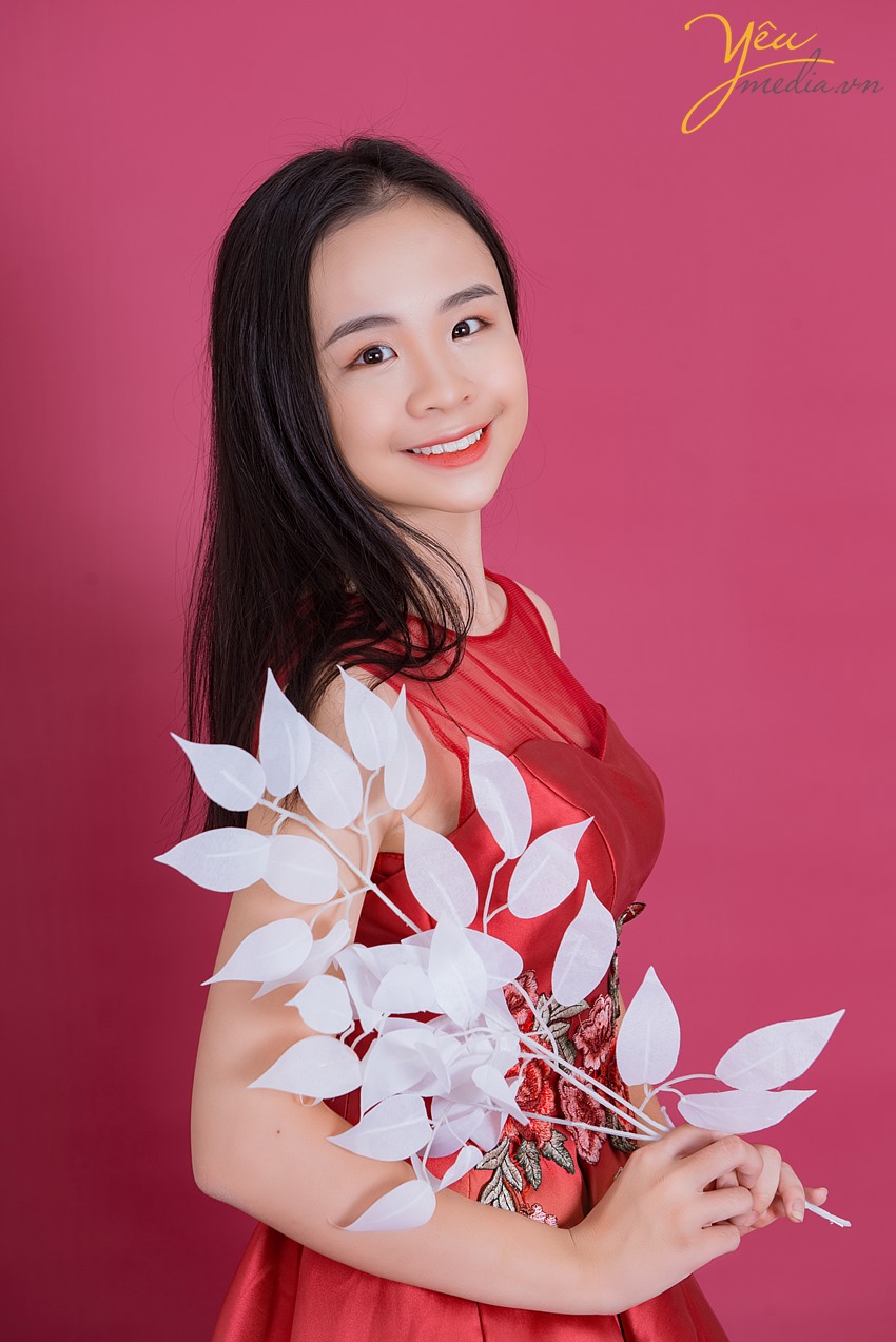 cô gái tuổi đôi mươi chụp ảnh đẹp trong studio hà nội