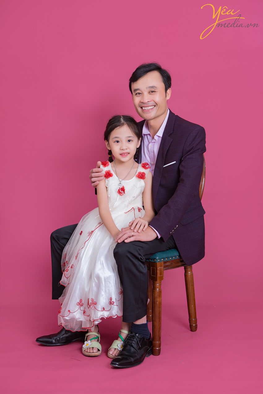 bố và con gái chụp ảnh kỉ niệm trong studio