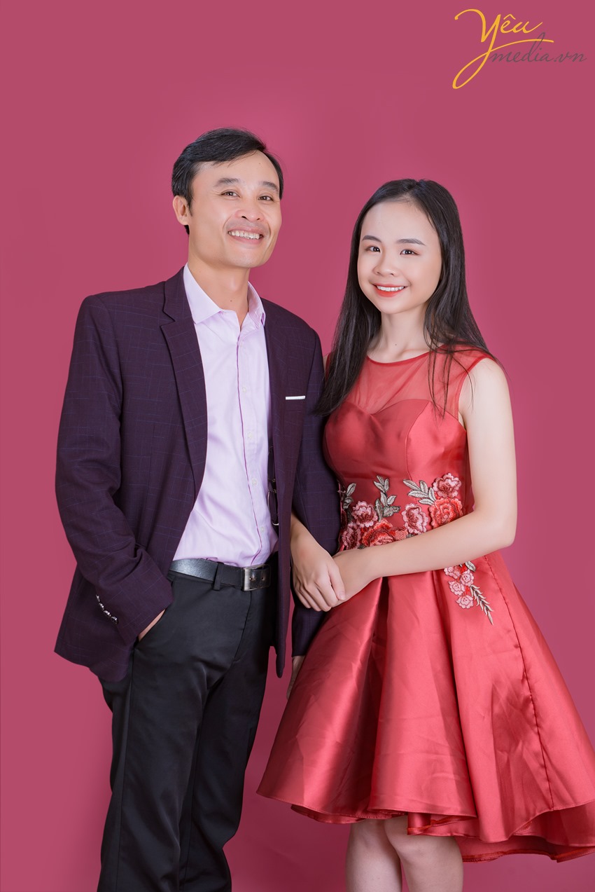 bố và con gái lớn chụp ảnh trong studio đẹp