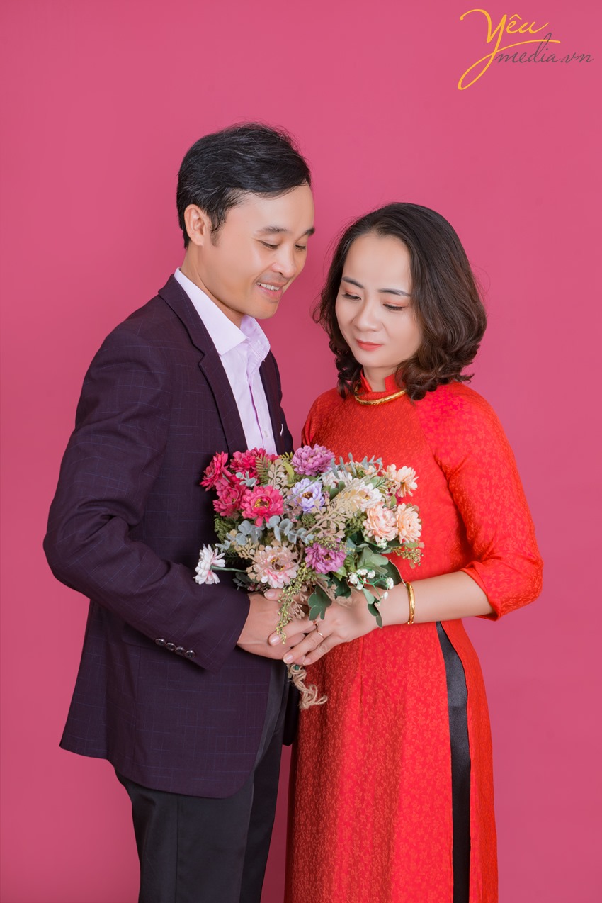 hai vợ chồng chụp ảnh kỉ niệm ngày cưới ở studio hà nội