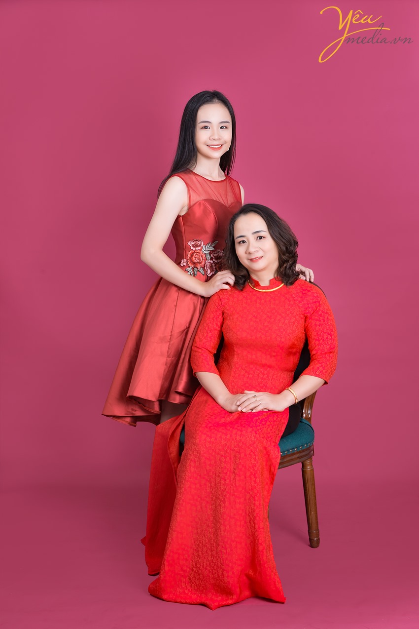 mẹ và con gái chụp ảnh trong studio ở hà nội