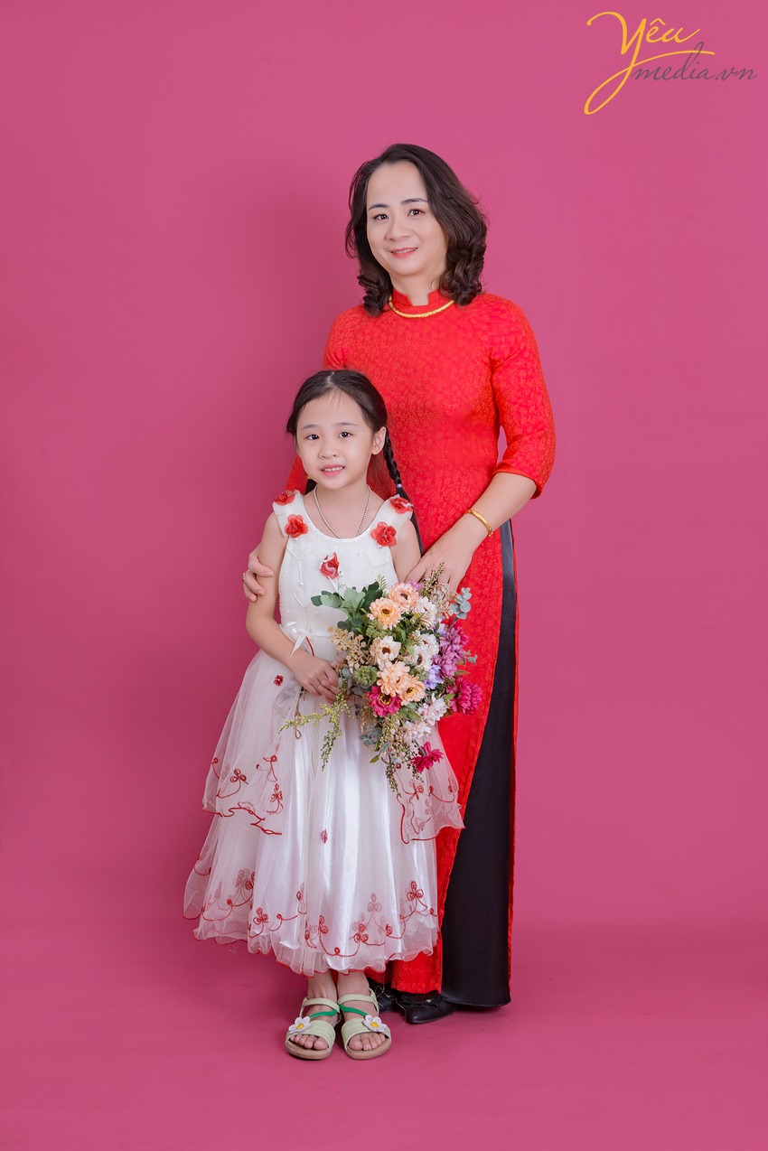 mẹ và con gái bé nhỏ chụp ảnh cùng nhau trong studio gia đình