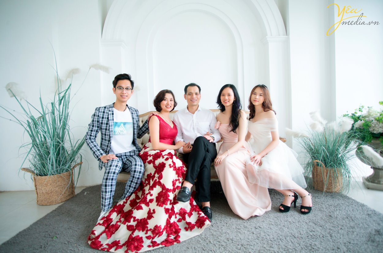 Gia đình 5 người với ba, mẹ và 3 em bé thì thường là những gia đình đã cưới nhau được từ 7 đến 10 năm. Một khoảng thời gian xứng đáng để cả nhà nên chụp một bộ ảnh gia đình làm kỷ niệm. Ghi lại những khoảnh khắc hạnh phúc bên nhau, cả nhà quây quần khi các con còn nhỏ, và ba mẹ vẫn còn trẻ. Có rất nhiều người thích chụp ảnh gia đình hơn là chụp ảnh cưới, vì chụp ảnh gia đình nhìn tự nhiên hơn, nhiều cảm xúc hơn, và quan trọng nhất là có các con yêu của mình, nên xem ảnh gia đình mãi không chán. Cầm album lên xem, lưu vào máy tính và điện thoại để xem, và up lên mạng xã hội nữa. Ngoài ra, còn có rất nhiều người đặt ảnh của con yêu làm hình nền điện thoại hoặc máy tính.