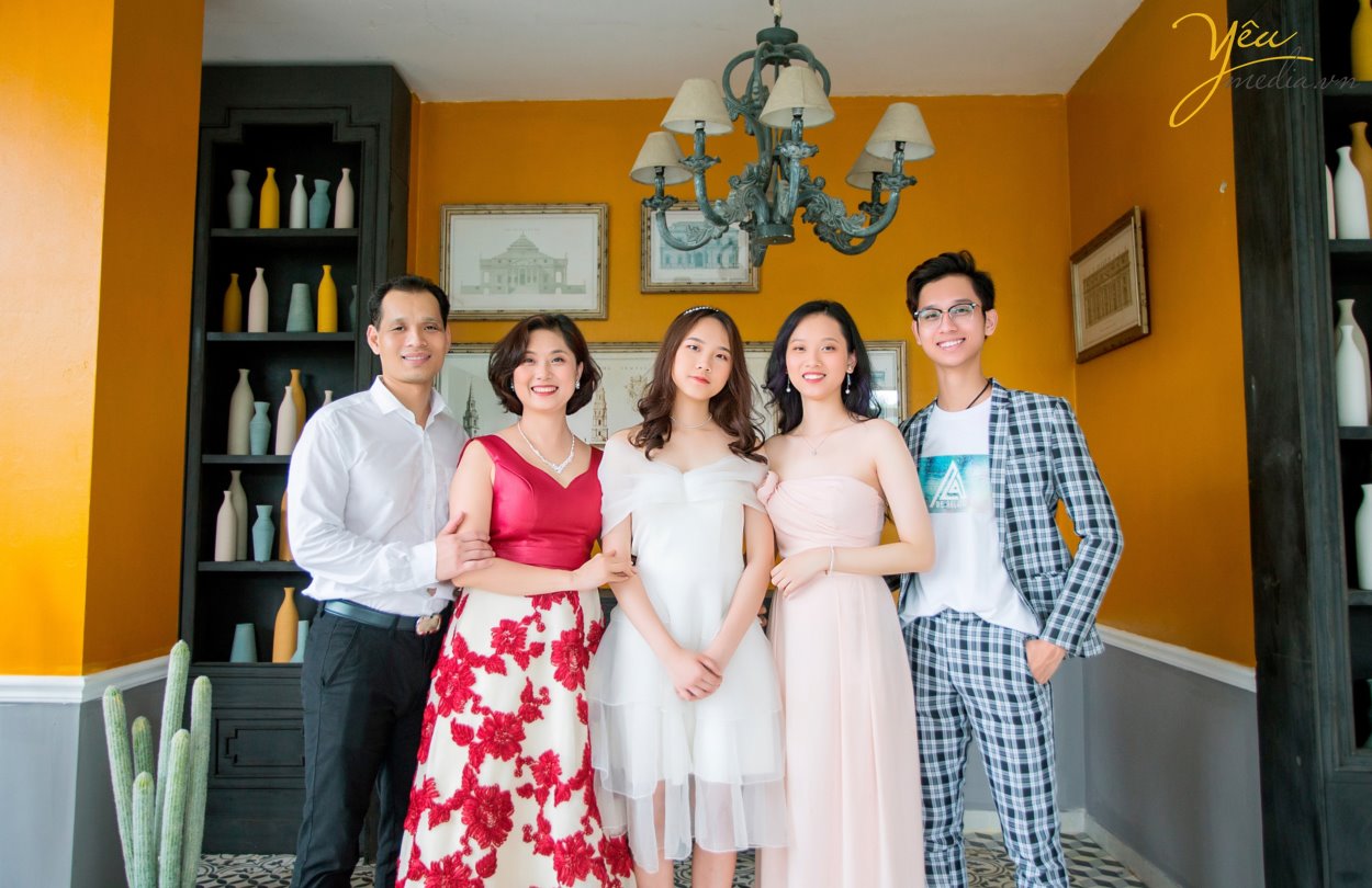 Gia đình 5 người với ba, mẹ và 3 em bé thì thường là những gia đình đã cưới nhau được từ 7 đến 10 năm. Một khoảng thời gian xứng đáng để cả nhà nên chụp một bộ ảnh gia đình làm kỷ niệm. Ghi lại những khoảnh khắc hạnh phúc bên nhau, cả nhà quây quần khi các con còn nhỏ, và ba mẹ vẫn còn trẻ. Có rất nhiều người thích chụp ảnh gia đình hơn là chụp ảnh cưới, vì chụp ảnh gia đình nhìn tự nhiên hơn, nhiều cảm xúc hơn, và quan trọng nhất là có các con yêu của mình, nên xem ảnh gia đình mãi không chán. Cầm album lên xem, lưu vào máy tính và điện thoại để xem, và up lên mạng xã hội nữa. Ngoài ra, còn có rất nhiều người đặt ảnh của con yêu làm hình nền điện thoại hoặc máy tính.