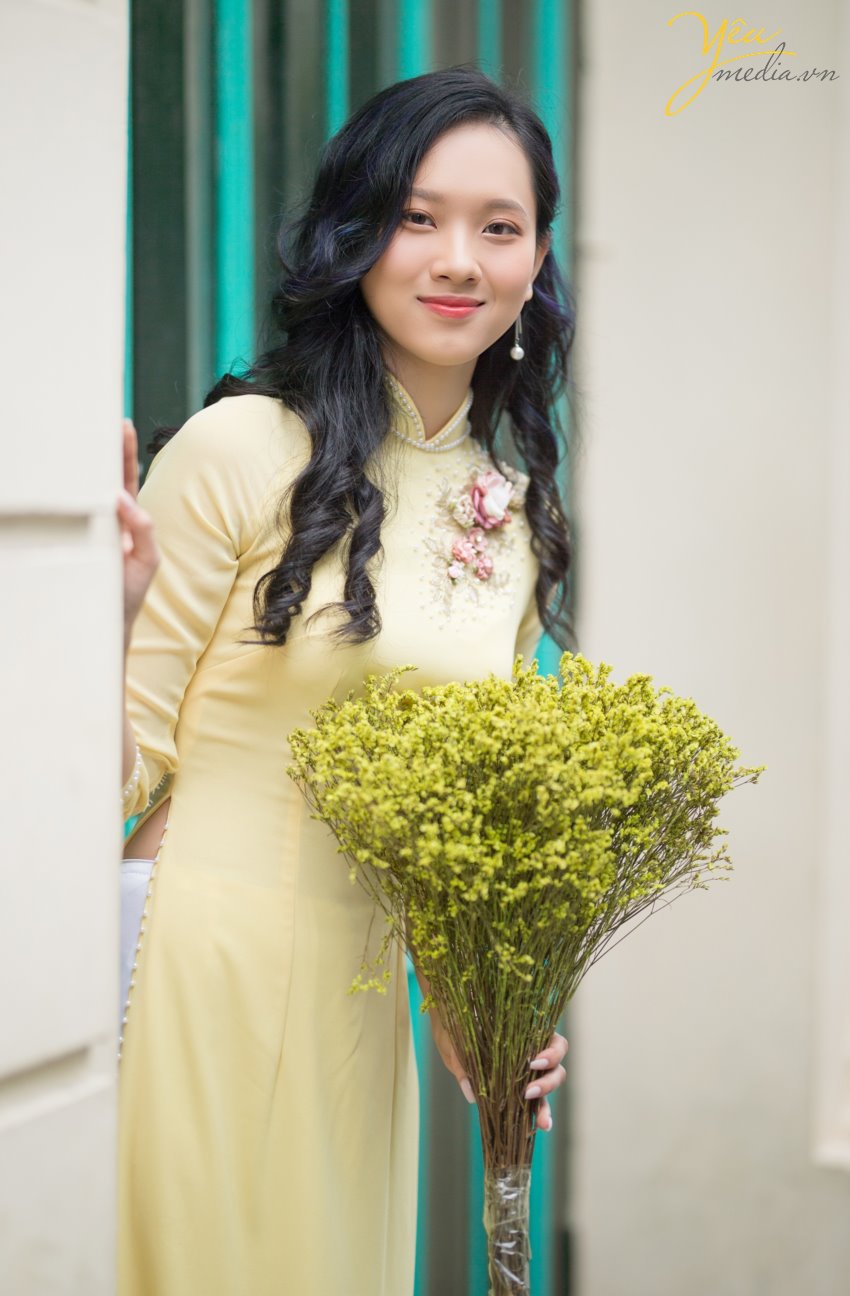 Gia đình 5 người với ba, mẹ và 3 em bé thì thường là những gia đình đã cưới nhau được từ 7 đến 10 năm. Một khoảng thời gian xứng đáng để cả nhà nên chụp một bộ ảnh gia đình làm kỷ niệm. Ghi lại những khoảnh khắc hạnh phúc bên nhau, cả nhà quây quần khi các con còn nhỏ, và ba mẹ vẫn còn trẻ. Có rất nhiều người thích chụp ảnh gia đình hơn là chụp ảnh cưới, vì chụp ảnh gia đình nhìn tự nhiên hơn, nhiều cảm xúc hơn, và quan trọng nhất là có các con yêu của mình, nên xem ảnh gia đình mãi không chán. Cầm album lên xem, lưu vào máy tính và điện thoại để xem, và up lên mạng xã hội nữa. Ngoài ra, còn có rất nhiều người đặt ảnh của con yêu làm hình nền điện thoại hoặc máy tính.