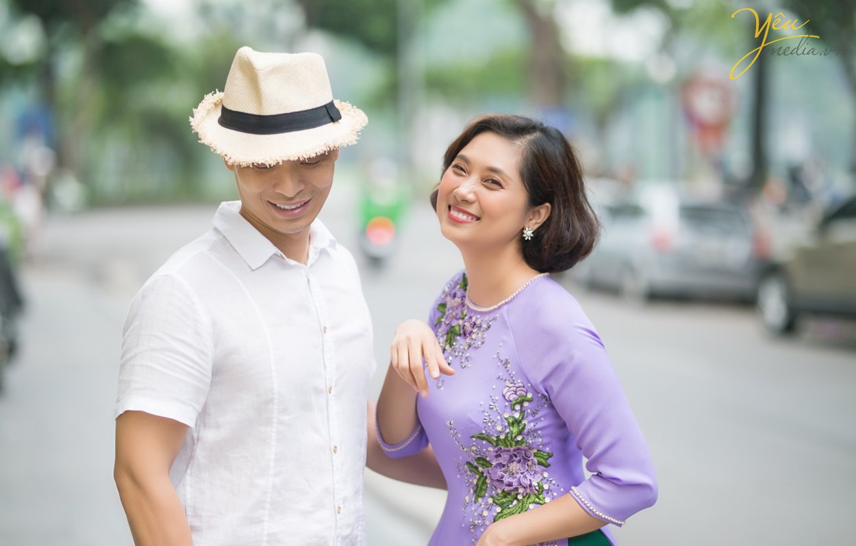 Gia đình 5 người với ba, mẹ và 3 em bé thì thường là những gia đình đã cưới nhau được từ 7 đến 10 năm. Một khoảng thời gian xứng đáng để cả nhà nên chụp một bộ ảnh gia đình làm kỷ niệm. Ghi lại những khoảnh khắc hạnh phúc bên nhau, cả nhà quây quần khi các con còn nhỏ, và ba mẹ vẫn còn trẻ. Có rất nhiều người thích chụp ảnh gia đình hơn là chụp ảnh cưới, vì chụp ảnh gia đình nhìn tự nhiên hơn, nhiều cảm xúc hơn, và quan trọng nhất là có các con yêu của mình, nên xem ảnh gia đình mãi không chán. Cầm album lên xem, lưu vào máy tính và điện thoại để xem, và up lên mạng xã hội nữa. Ngoài ra, còn có rất nhiều người đặt ảnh của con yêu làm hình nền điện thoại hoặc máy tính.