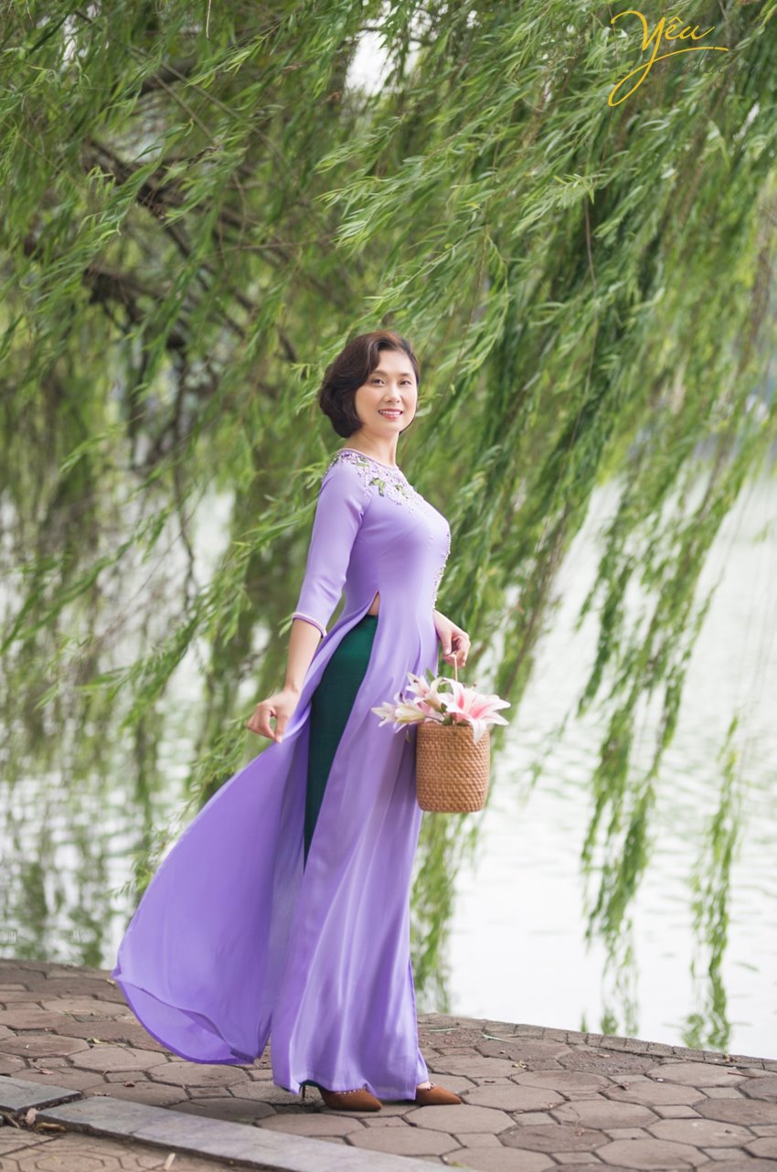 Gia đình 5 người với ba, mẹ và 3 em bé thì thường là những gia đình đã cưới nhau được từ 7 đến 10 năm. Một khoảng thời gian xứng đáng để cả nhà nên chụp một bộ ảnh gia đình làm kỷ niệm. Ghi lại những khoảnh khắc hạnh phúc bên nhau, cả nhà quây quần khi các con còn nhỏ, và ba mẹ vẫn còn trẻ. Có rất nhiều người thích chụp ảnh gia đình hơn là chụp ảnh cưới, vì chụp ảnh gia đình nhìn tự nhiên hơn, nhiều cảm xúc hơn, và quan trọng nhất là có các con yêu của mình, nên xem ảnh gia đình mãi không chán. Cầm album lên xem, lưu vào máy tính và điện thoại để xem, và up lên mạng xã hội nữa. Ngoài ra, còn có rất nhiều người đặt ảnh của con yêu làm hình nền điện thoại hoặc máy tính.