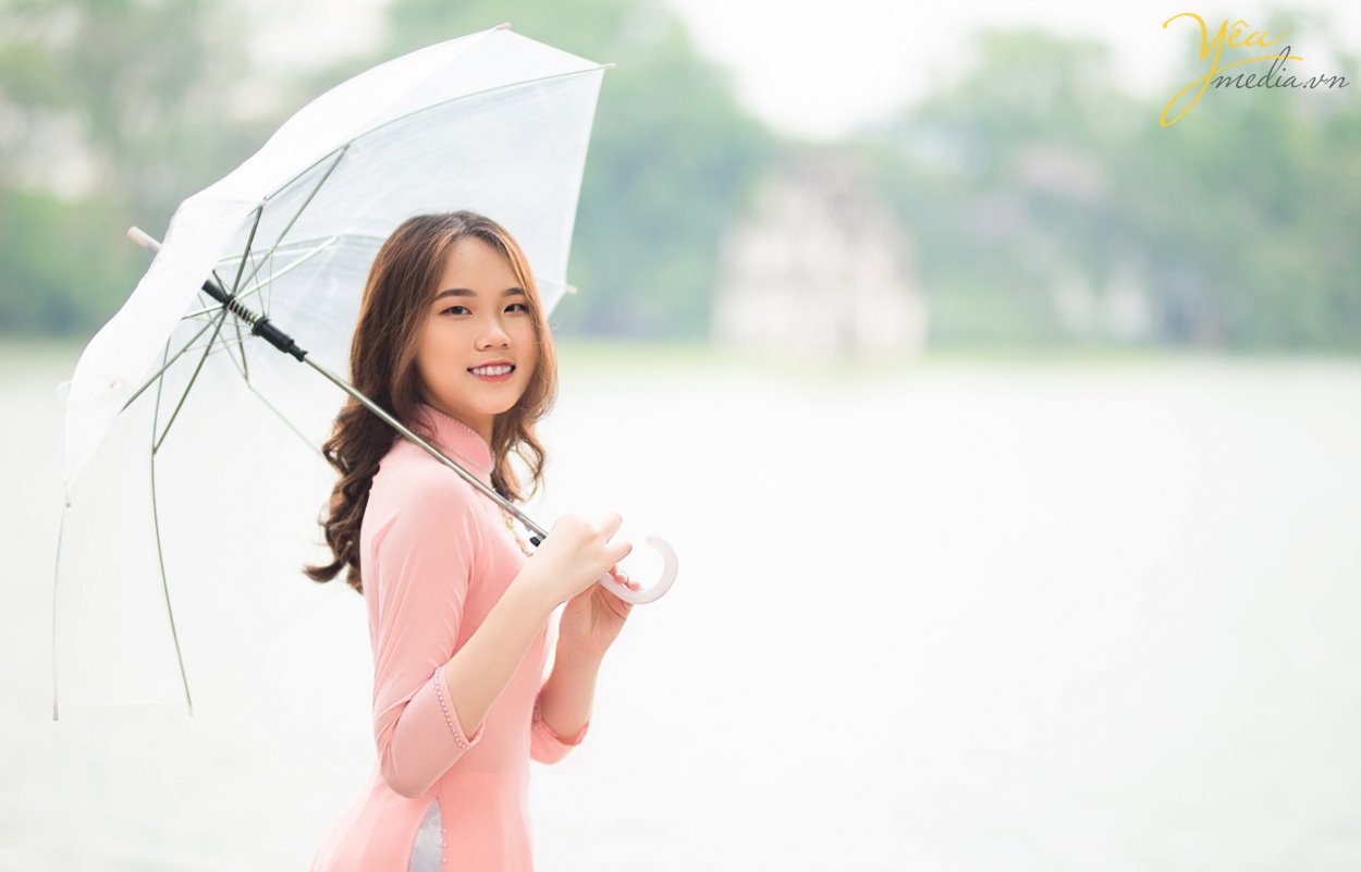 Gia đình 5 người với ba, mẹ và 3 em bé thì thường là những gia đình đã cưới nhau được từ 7 đến 10 năm. Một khoảng thời gian xứng đáng để cả nhà nên chụp một bộ ảnh gia đình làm kỷ niệm. Ghi lại những khoảnh khắc hạnh phúc bên nhau, cả nhà quây quần khi các con còn nhỏ, và ba mẹ vẫn còn trẻ. Có rất nhiều người thích chụp ảnh gia đình hơn là chụp ảnh cưới, vì chụp ảnh gia đình nhìn tự nhiên hơn, nhiều cảm xúc hơn, và quan trọng nhất là có các con yêu của mình, nên xem ảnh gia đình mãi không chán. Cầm album lên xem, lưu vào máy tính và điện thoại để xem, và up lên mạng xã hội nữa. Ngoài ra, còn có rất nhiều người đặt ảnh của con yêu làm hình nền điện thoại hoặc máy tính.