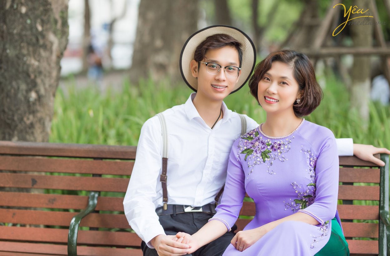 Gia đình 5 người với ba, mẹ và 3 em bé thì thường là những gia đình đã cưới nhau được từ 7 đến 10 năm. Một khoảng thời gian xứng đáng để cả nhà nên chụp một bộ ảnh gia đình làm kỷ niệm. Ghi lại những khoảnh khắc hạnh phúc bên nhau, cả nhà quây quần khi các con còn nhỏ, và ba mẹ vẫn còn trẻ. Có rất nhiều người thích chụp ảnh gia đình hơn là chụp ảnh cưới, vì chụp ảnh gia đình nhìn tự nhiên hơn, nhiều cảm xúc hơn, và quan trọng nhất là có các con yêu của mình, nên xem ảnh gia đình mãi không chán. Cầm album lên xem, lưu vào máy tính và điện thoại để xem, và up lên mạng xã hội nữa. Ngoài ra, còn có rất nhiều người đặt ảnh của con yêu làm hình nền điện thoại hoặc máy tính.