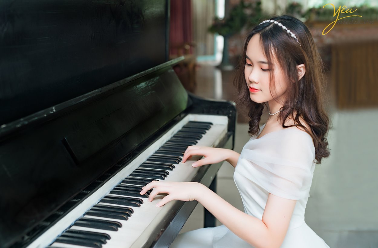 Gia đình 5 người với ba, mẹ và 3 em bé thì thường là những gia đình đã cưới nhau được từ 7 đến 10 năm. Một khoảng thời gian xứng đáng để cả nhà nên chụp một bộ ảnh gia đình làm kỷ niệm. Ghi lại những khoảnh khắc hạnh phúc bên nhau, cả nhà quây quần khi các con còn nhỏ, và ba mẹ vẫn còn trẻ. Có rất nhiều người thích chụp ảnh gia đình hơn là chụp ảnh cưới, vì chụp ảnh gia đình nhìn tự nhiên hơn, nhiều cảm xúc hơn, và quan trọng nhất là có các con yêu của mình, nên xem ảnh gia đình mãi không chán. Cầm album lên xem, lưu vào máy tính và điện thoại để xem, và up lên mạng xã hội nữa. Ngoài ra, còn có rất nhiều người đặt ảnh của con yêu làm hình nền điện thoại hoặc máy tính.