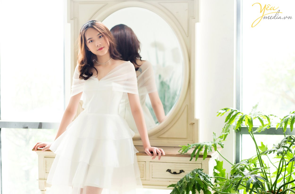 Gia đình 5 người với ba, mẹ và 3 em bé thì thường là những gia đình đã cưới nhau được từ 7 đến 10 năm. Một khoảng thời gian xứng đáng để cả nhà nên chụp một bộ ảnh gia đình làm kỷ niệm. Ghi lại những khoảnh khắc hạnh phúc bên nhau, cả nhà quây quần khi các con còn nhỏ, và ba mẹ vẫn còn trẻ. Có rất nhiều người thích chụp ảnh gia đình hơn là chụp ảnh cưới, vì chụp ảnh gia đình nhìn tự nhiên hơn, nhiều cảm xúc hơn, và quan trọng nhất là có các con yêu của mình, nên xem ảnh gia đình mãi không chán. Cầm album lên xem, lưu vào máy tính và điện thoại để xem, và up lên mạng xã hội nữa. Ngoài ra, còn có rất nhiều người đặt ảnh của con yêu làm hình nền điện thoại hoặc máy tính.