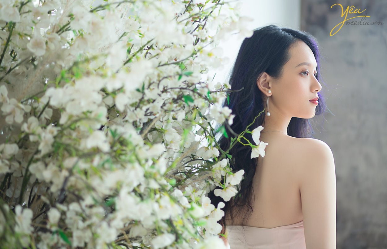 Gia đình 5 người với ba, mẹ và 3 em bé thì thường là những gia đình đã cưới nhau được từ 7 đến 10 năm. Một khoảng thời gian xứng đáng để cả nhà nên chụp một bộ ảnh gia đình làm kỷ niệm. Ghi lại những khoảnh khắc hạnh phúc bên nhau, cả nhà quây quần khi các con còn nhỏ, và ba mẹ vẫn còn trẻ. Có rất nhiều người thích chụp ảnh gia đình hơn là chụp ảnh cưới, vì chụp ảnh gia đình nhìn tự nhiên hơn, nhiều cảm xúc hơn, và quan trọng nhất là có các con yêu của mình, nên xem ảnh gia đình mãi không chán. Cầm album lên xem, lưu vào máy tính và điện thoại để xem, và up lên mạng xã hội nữa. Ngoài ra, còn có rất nhiều người đặt ảnh của con yêu làm hình nền điện thoại hoặc máy tính.