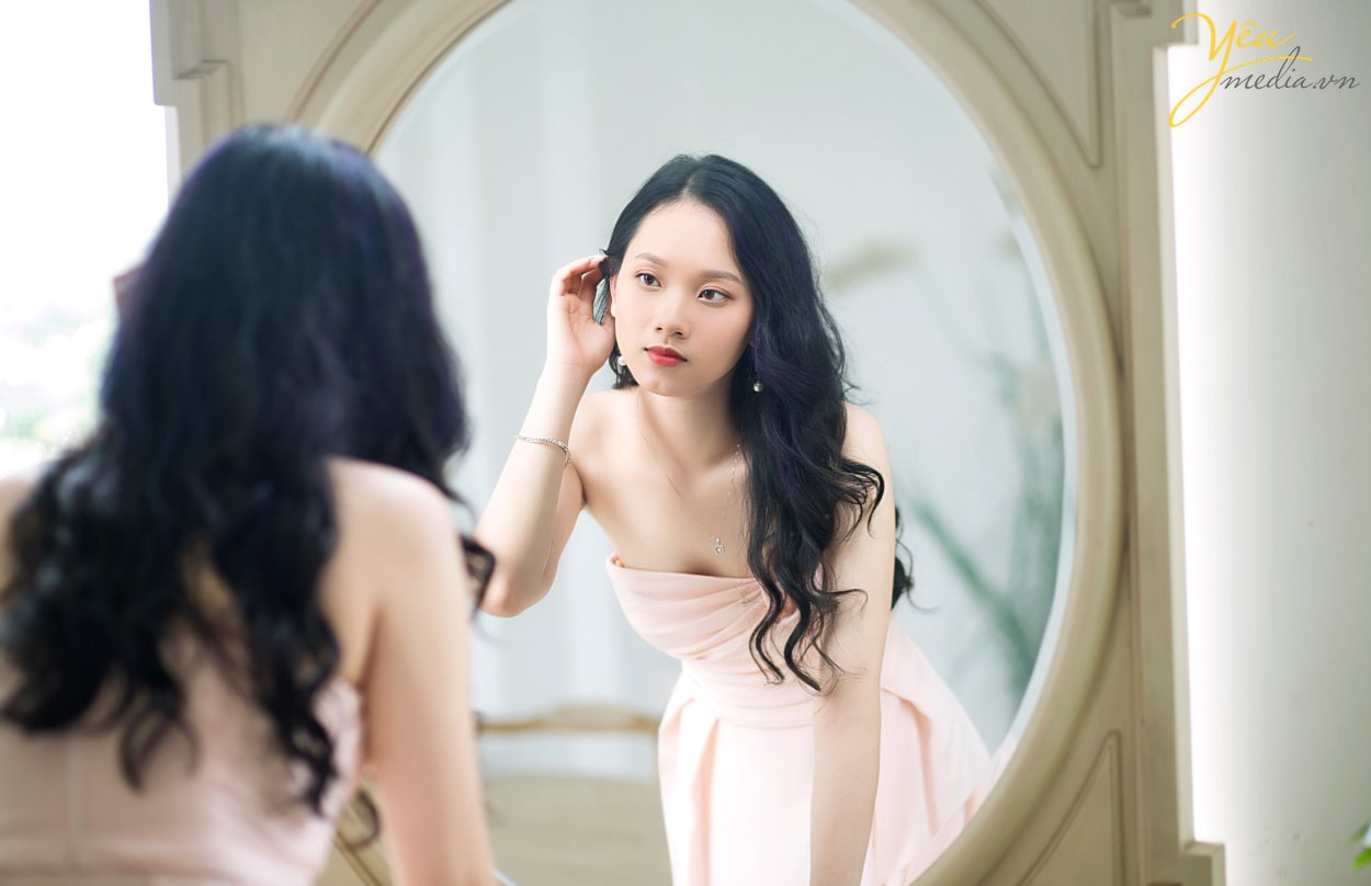 Gia đình 5 người với ba, mẹ và 3 em bé thì thường là những gia đình đã cưới nhau được từ 7 đến 10 năm. Một khoảng thời gian xứng đáng để cả nhà nên chụp một bộ ảnh gia đình làm kỷ niệm. Ghi lại những khoảnh khắc hạnh phúc bên nhau, cả nhà quây quần khi các con còn nhỏ, và ba mẹ vẫn còn trẻ. Có rất nhiều người thích chụp ảnh gia đình hơn là chụp ảnh cưới, vì chụp ảnh gia đình nhìn tự nhiên hơn, nhiều cảm xúc hơn, và quan trọng nhất là có các con yêu của mình, nên xem ảnh gia đình mãi không chán. Cầm album lên xem, lưu vào máy tính và điện thoại để xem, và up lên mạng xã hội nữa. Ngoài ra, còn có rất nhiều người đặt ảnh của con yêu làm hình nền điện thoại hoặc máy tính.