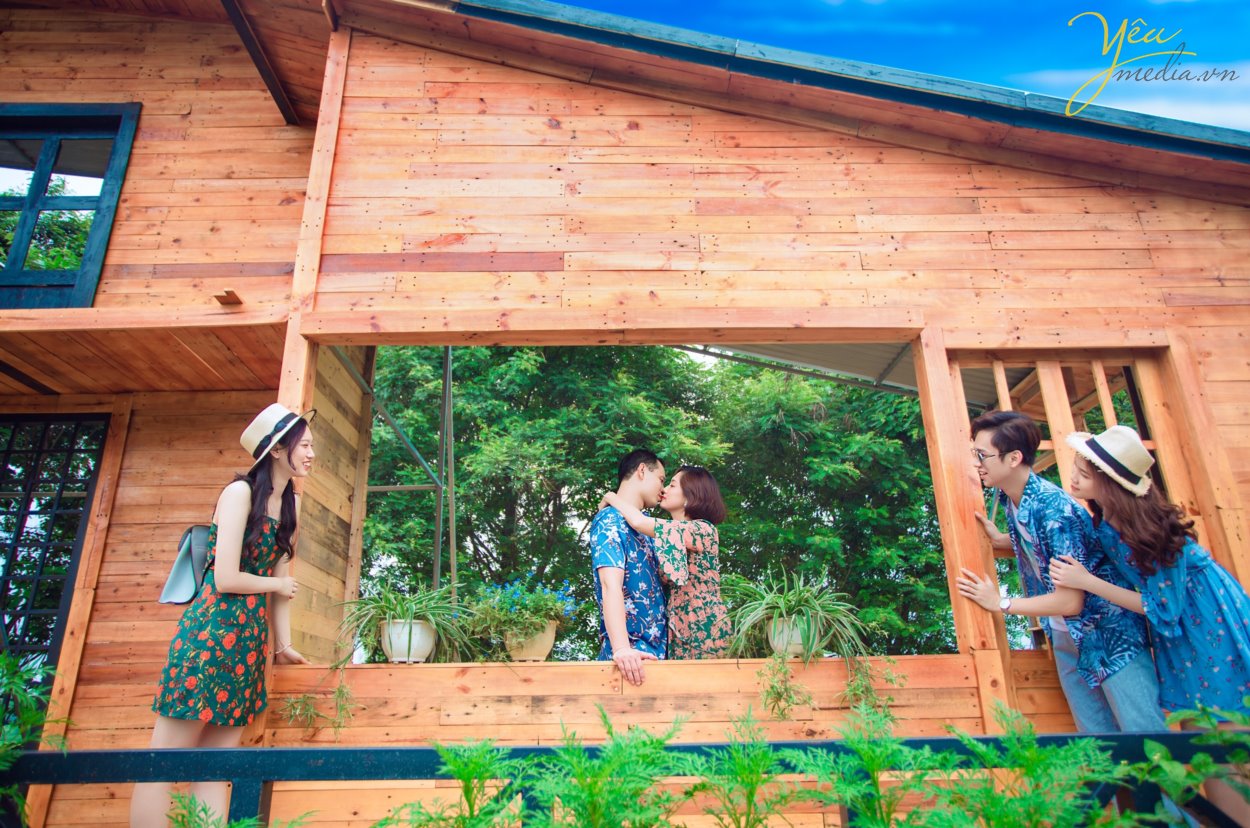 Gia đình 5 người với ba, mẹ và 3 em bé thì thường là những gia đình đã cưới nhau được từ 7 đến 10 năm. Một khoảng thời gian xứng đáng để cả nhà nên chụp một bộ ảnh gia đình làm kỷ niệm. Ghi lại những khoảnh khắc hạnh phúc bên nhau, cả nhà quây quần khi các con còn nhỏ, và ba mẹ vẫn còn trẻ. Có rất nhiều người thích chụp ảnh gia đình hơn là chụp ảnh cưới, vì chụp ảnh gia đình nhìn tự nhiên hơn, nhiều cảm xúc hơn, và quan trọng nhất là có các con yêu của mình, nên xem ảnh gia đình mãi không chán. Cầm album lên xem, lưu vào máy tính và điện thoại để xem, và up lên mạng xã hội nữa. Ngoài ra, còn có rất nhiều người đặt ảnh của con yêu làm hình nền điện thoại hoặc máy tính.
