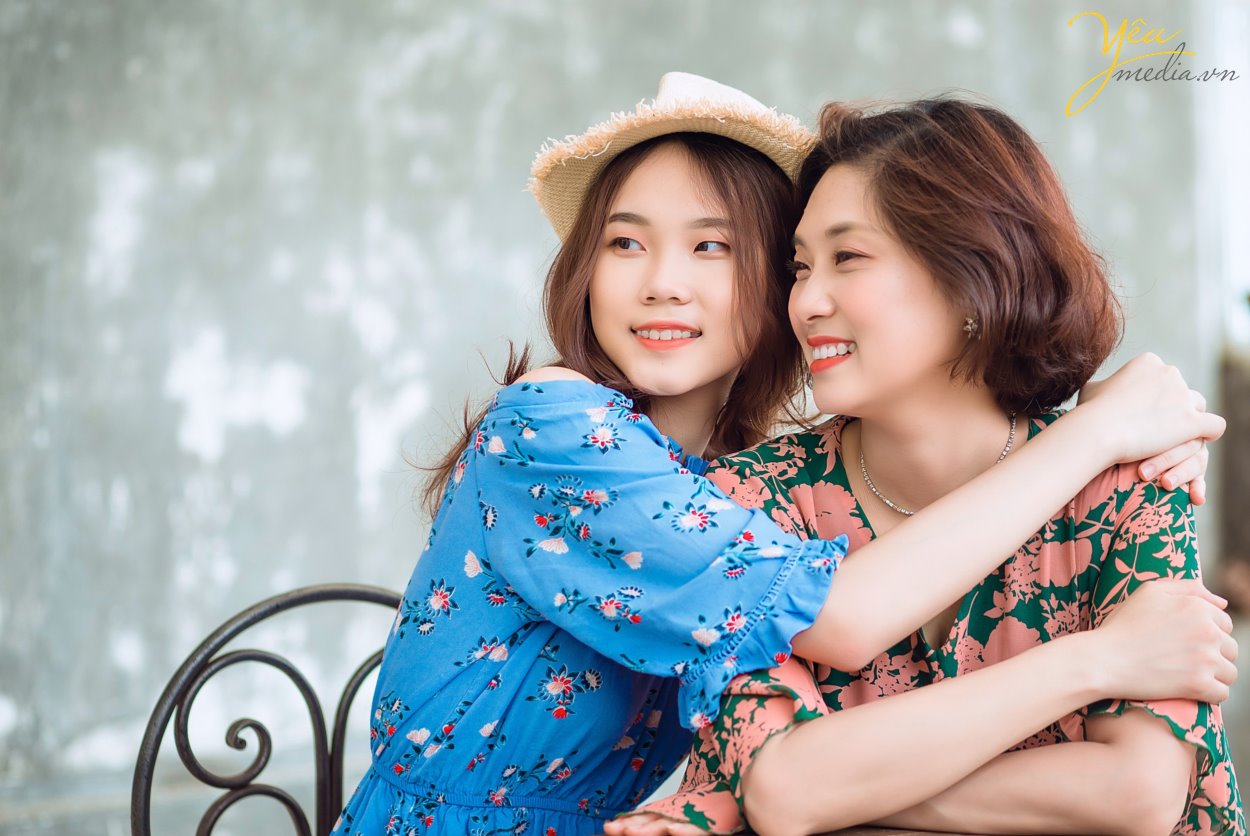 Gia đình 5 người với ba, mẹ và 3 em bé thì thường là những gia đình đã cưới nhau được từ 7 đến 10 năm. Một khoảng thời gian xứng đáng để cả nhà nên chụp một bộ ảnh gia đình làm kỷ niệm. Ghi lại những khoảnh khắc hạnh phúc bên nhau, cả nhà quây quần khi các con còn nhỏ, và ba mẹ vẫn còn trẻ. Có rất nhiều người thích chụp ảnh gia đình hơn là chụp ảnh cưới, vì chụp ảnh gia đình nhìn tự nhiên hơn, nhiều cảm xúc hơn, và quan trọng nhất là có các con yêu của mình, nên xem ảnh gia đình mãi không chán. Cầm album lên xem, lưu vào máy tính và điện thoại để xem, và up lên mạng xã hội nữa. Ngoài ra, còn có rất nhiều người đặt ảnh của con yêu làm hình nền điện thoại hoặc máy tính.
