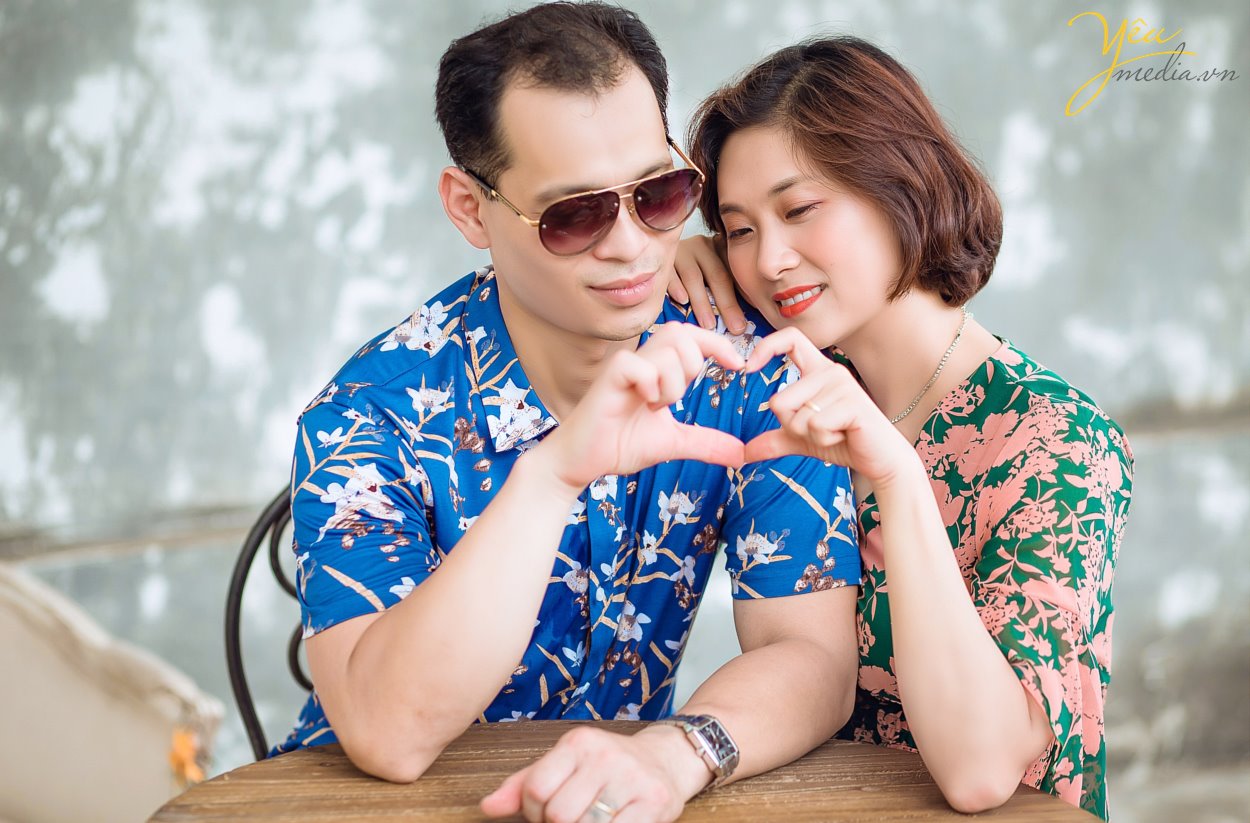 Gia đình 5 người với ba, mẹ và 3 em bé thì thường là những gia đình đã cưới nhau được từ 7 đến 10 năm. Một khoảng thời gian xứng đáng để cả nhà nên chụp một bộ ảnh gia đình làm kỷ niệm. Ghi lại những khoảnh khắc hạnh phúc bên nhau, cả nhà quây quần khi các con còn nhỏ, và ba mẹ vẫn còn trẻ. Có rất nhiều người thích chụp ảnh gia đình hơn là chụp ảnh cưới, vì chụp ảnh gia đình nhìn tự nhiên hơn, nhiều cảm xúc hơn, và quan trọng nhất là có các con yêu của mình, nên xem ảnh gia đình mãi không chán. Cầm album lên xem, lưu vào máy tính và điện thoại để xem, và up lên mạng xã hội nữa. Ngoài ra, còn có rất nhiều người đặt ảnh của con yêu làm hình nền điện thoại hoặc máy tính.