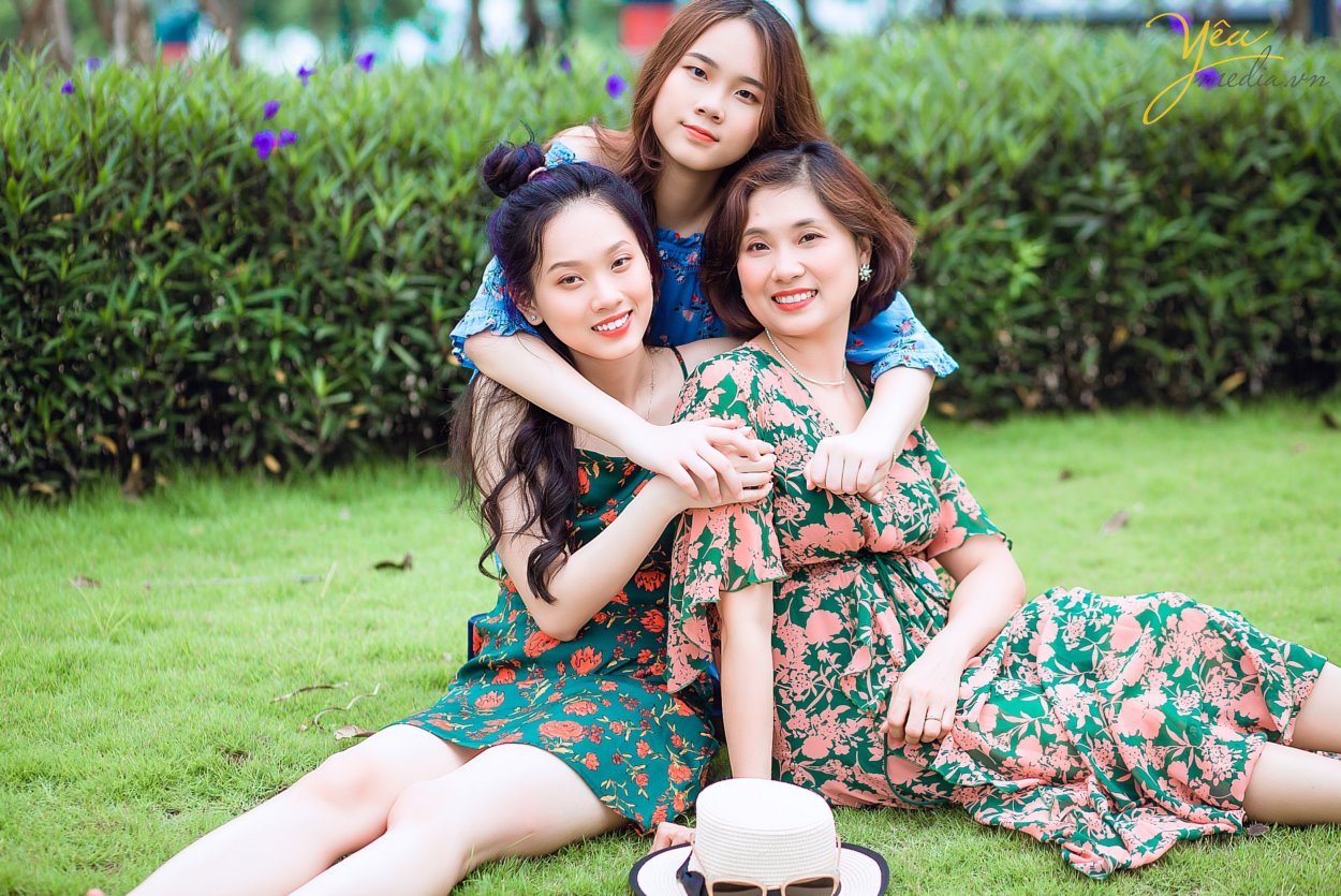 Gia đình 5 người với ba, mẹ và 3 em bé thì thường là những gia đình đã cưới nhau được từ 7 đến 10 năm. Một khoảng thời gian xứng đáng để cả nhà nên chụp một bộ ảnh gia đình làm kỷ niệm. Ghi lại những khoảnh khắc hạnh phúc bên nhau, cả nhà quây quần khi các con còn nhỏ, và ba mẹ vẫn còn trẻ. Có rất nhiều người thích chụp ảnh gia đình hơn là chụp ảnh cưới, vì chụp ảnh gia đình nhìn tự nhiên hơn, nhiều cảm xúc hơn, và quan trọng nhất là có các con yêu của mình, nên xem ảnh gia đình mãi không chán. Cầm album lên xem, lưu vào máy tính và điện thoại để xem, và up lên mạng xã hội nữa. Ngoài ra, còn có rất nhiều người đặt ảnh của con yêu làm hình nền điện thoại hoặc máy tính.