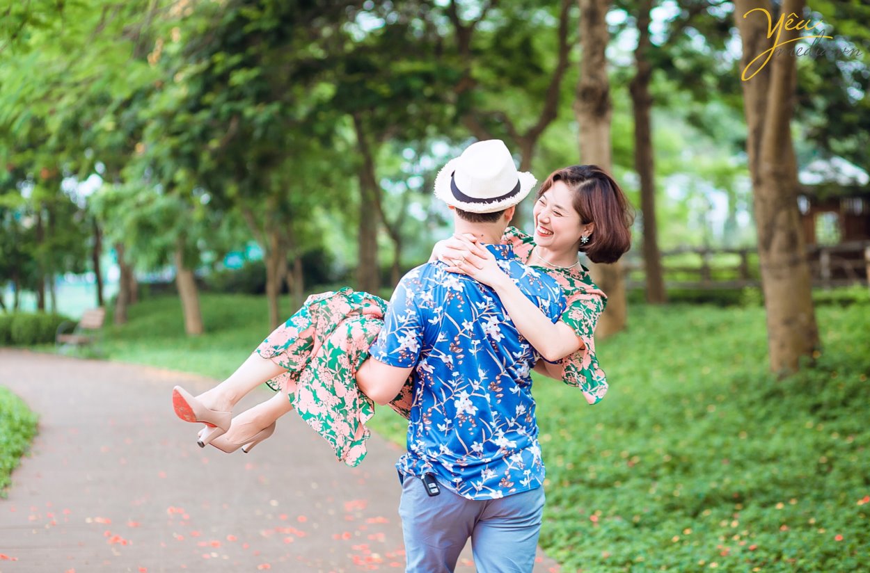 Gia đình 5 người với ba, mẹ và 3 em bé thì thường là những gia đình đã cưới nhau được từ 7 đến 10 năm. Một khoảng thời gian xứng đáng để cả nhà nên chụp một bộ ảnh gia đình làm kỷ niệm. Ghi lại những khoảnh khắc hạnh phúc bên nhau, cả nhà quây quần khi các con còn nhỏ, và ba mẹ vẫn còn trẻ. Có rất nhiều người thích chụp ảnh gia đình hơn là chụp ảnh cưới, vì chụp ảnh gia đình nhìn tự nhiên hơn, nhiều cảm xúc hơn, và quan trọng nhất là có các con yêu của mình, nên xem ảnh gia đình mãi không chán. Cầm album lên xem, lưu vào máy tính và điện thoại để xem, và up lên mạng xã hội nữa. Ngoài ra, còn có rất nhiều người đặt ảnh của con yêu làm hình nền điện thoại hoặc máy tính.