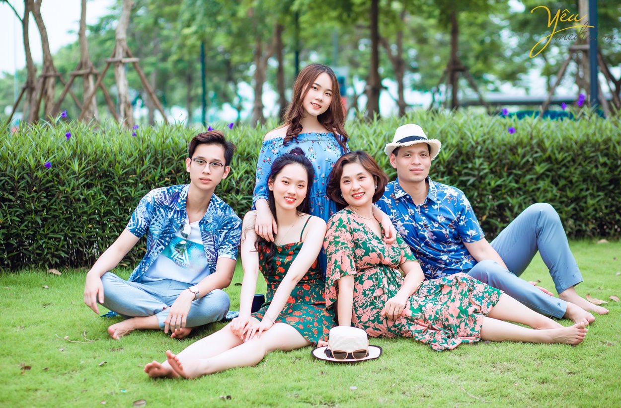 Gia đình 5 người với ba, mẹ và 3 em bé thì thường là những gia đình đã cưới nhau được từ 7 đến 10 năm. Một khoảng thời gian xứng đáng để cả nhà nên chụp một bộ ảnh gia đình làm kỷ niệm. Ghi lại những khoảnh khắc hạnh phúc bên nhau, cả nhà quây quần khi các con còn nhỏ, và ba mẹ vẫn còn trẻ. Có rất nhiều người thích chụp ảnh gia đình hơn là chụp ảnh cưới, vì chụp ảnh gia đình nhìn tự nhiên hơn, nhiều cảm xúc hơn, và quan trọng nhất là có các con yêu của mình, nên xem ảnh gia đình mãi không chán. Cầm album lên xem, lưu vào máy tính và điện thoại để xem, và up lên mạng xã hội nữa. Ngoài ra, còn có rất nhiều người đặt ảnh của con yêu làm hình nền điện thoại hoặc máy tính.