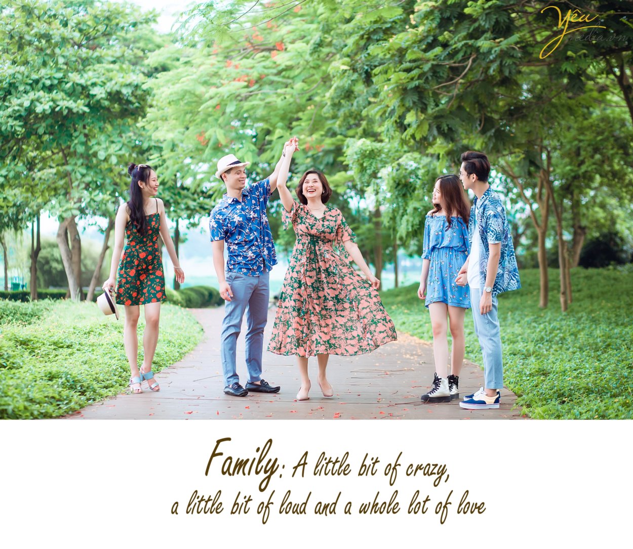 Gia đình 5 người với ba, mẹ và 3 em bé thì thường là những gia đình đã cưới nhau được từ 7 đến 10 năm. Một khoảng thời gian xứng đáng để cả nhà nên chụp một bộ ảnh gia đình làm kỷ niệm. Ghi lại những khoảnh khắc hạnh phúc bên nhau, cả nhà quây quần khi các con còn nhỏ, và ba mẹ vẫn còn trẻ. Có rất nhiều người thích chụp ảnh gia đình hơn là chụp ảnh cưới, vì chụp ảnh gia đình nhìn tự nhiên hơn, nhiều cảm xúc hơn, và quan trọng nhất là có các con yêu của mình, nên xem ảnh gia đình mãi không chán. Cầm album lên xem, lưu vào máy tính và điện thoại để xem, và up lên mạng xã hội nữa. Ngoài ra, còn có rất nhiều người đặt ảnh của con yêu làm hình nền điện thoại hoặc máy tính.