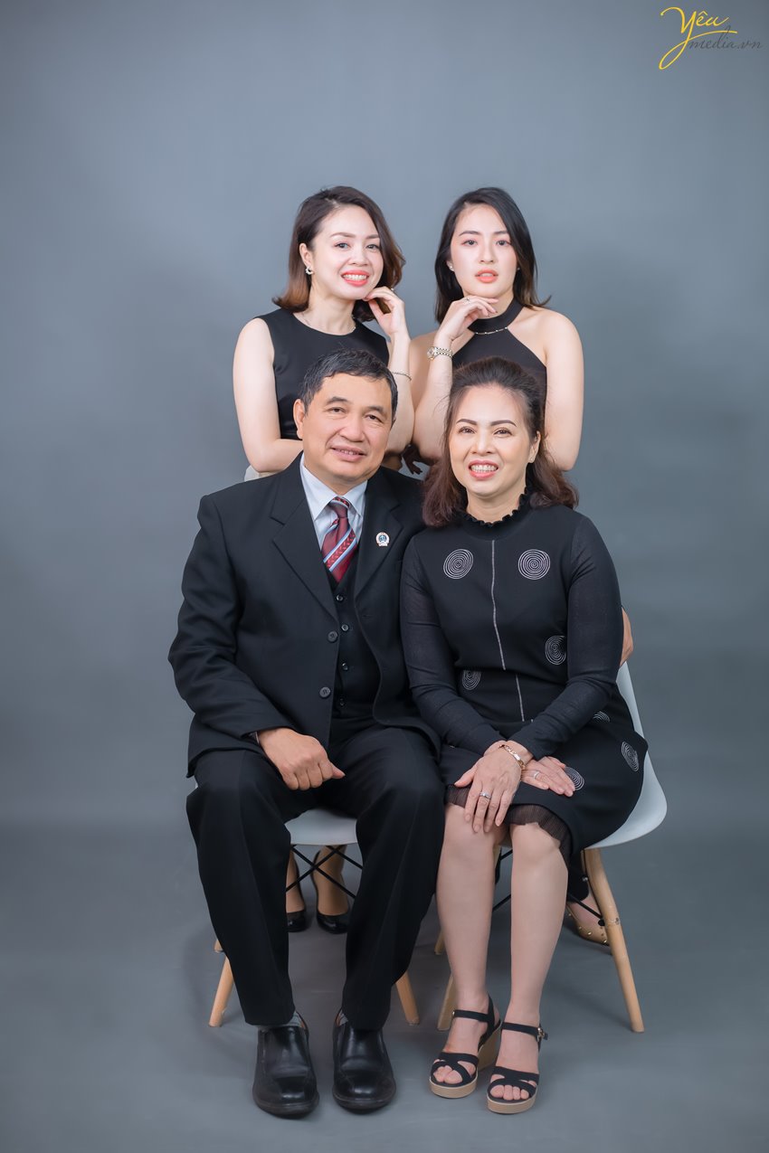 Để Ảnh viện Yêu media có thể sắp xếp thợ chụp ảnh tốt nhất chụp cho gia đình mình, quý khách vui lòng liên hệ Hotline: 0928975888 để được tư vấn chu đáo và hẹn lịch chụp ảnh càng sớm càng tốt nhé!