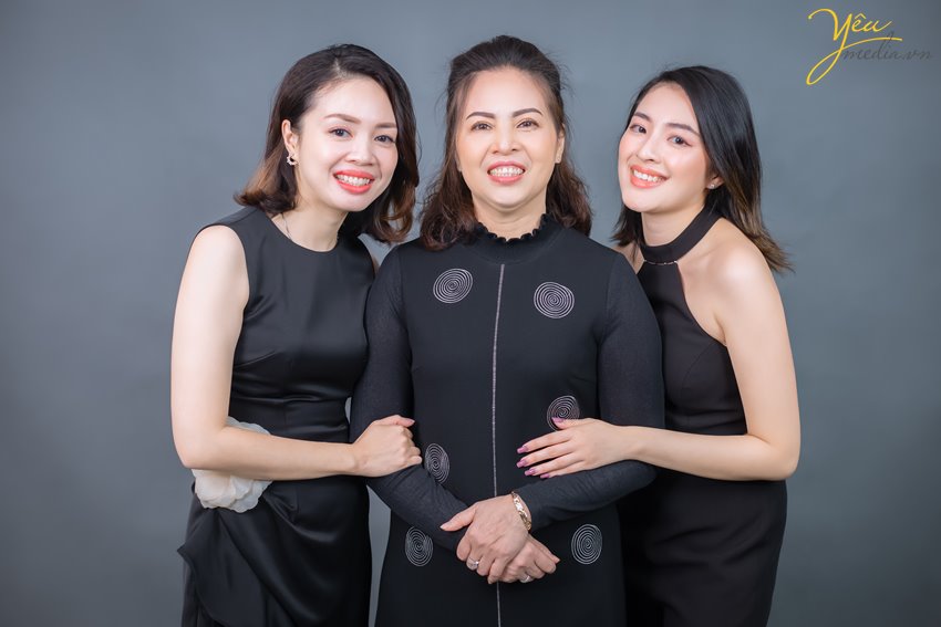 Để Ảnh viện Yêu media có thể sắp xếp thợ chụp ảnh tốt nhất chụp cho gia đình mình, quý khách vui lòng liên hệ Hotline: 0928975888 để được tư vấn chu đáo và hẹn lịch chụp ảnh càng sớm càng tốt nhé!