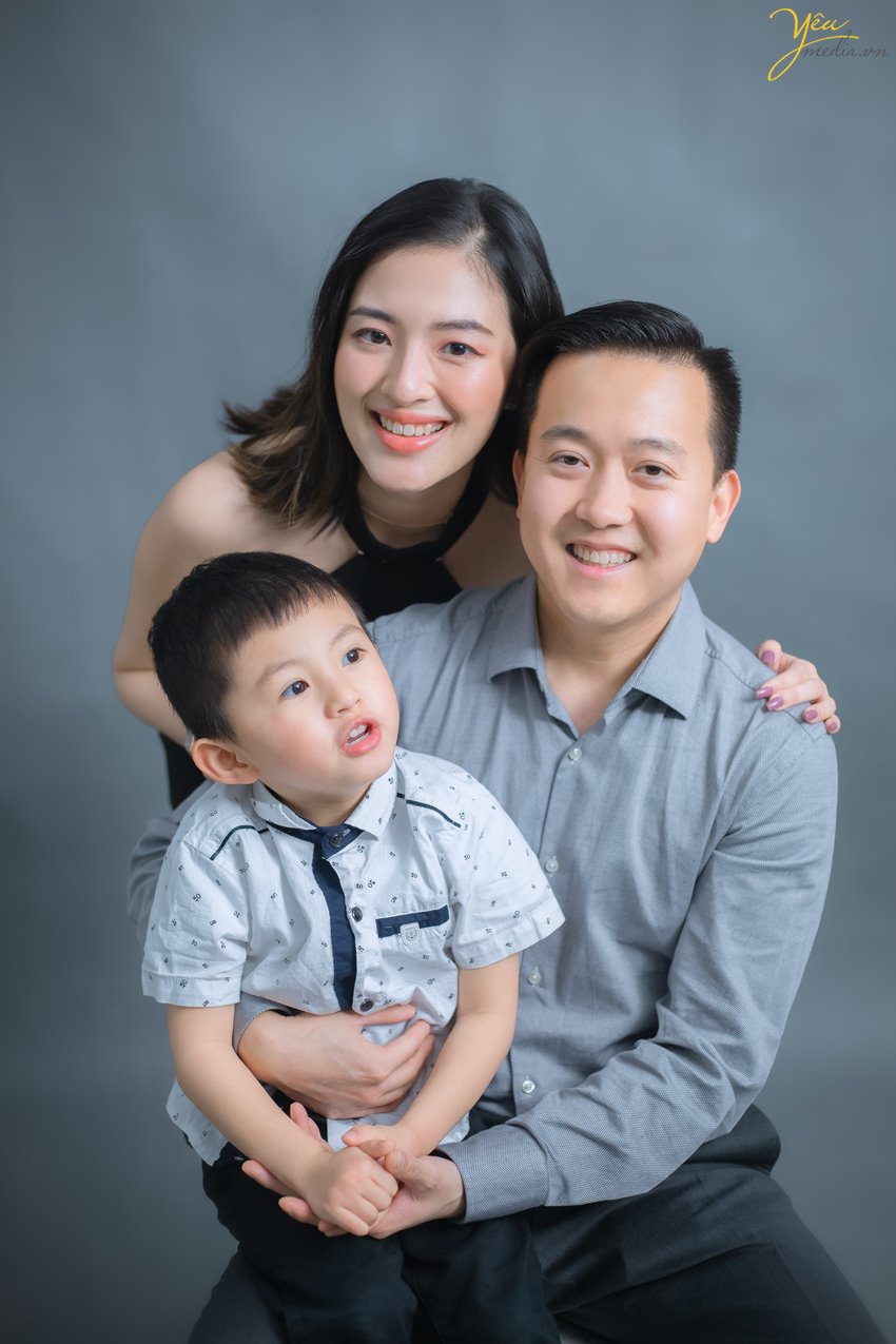 Để Ảnh viện Yêu media có thể sắp xếp thợ chụp ảnh tốt nhất chụp cho gia đình mình, quý khách vui lòng liên hệ Hotline: 0928975888 để được tư vấn chu đáo và hẹn lịch chụp ảnh càng sớm càng tốt nhé!