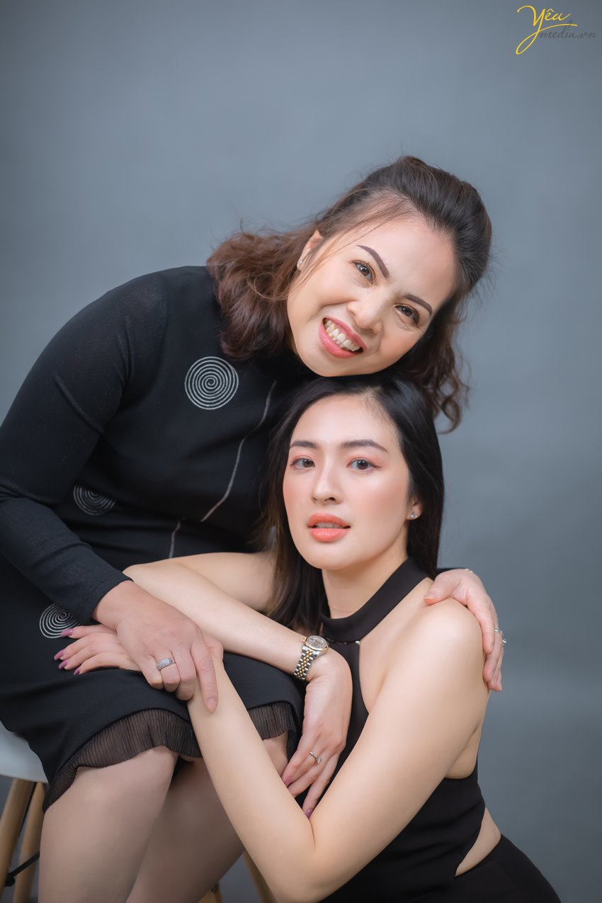 Để Ảnh viện Yêu media có thể sắp xếp thợ chụp ảnh tốt nhất chụp cho gia đình mình, quý khách vui lòng liên hệ Hotline: 0928975888 để được tư vấn chu đáo và hẹn lịch chụp ảnh càng sớm càng tốt nhé!