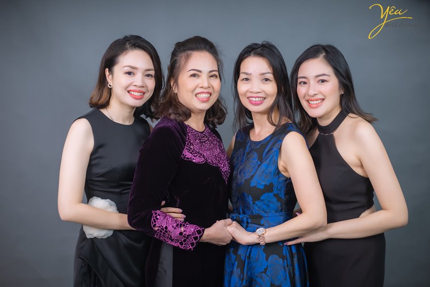 Để Ảnh viện Yêu media có thể sắp xếp thợ chụp ảnh tốt nhất chụp cho gia đình mình, quý khách vui lòng liên hệ Hotline: 0928975888 để được tư vấn chu đáo và hẹn lịch chụp ảnh càng sớm càng tốt nhé!