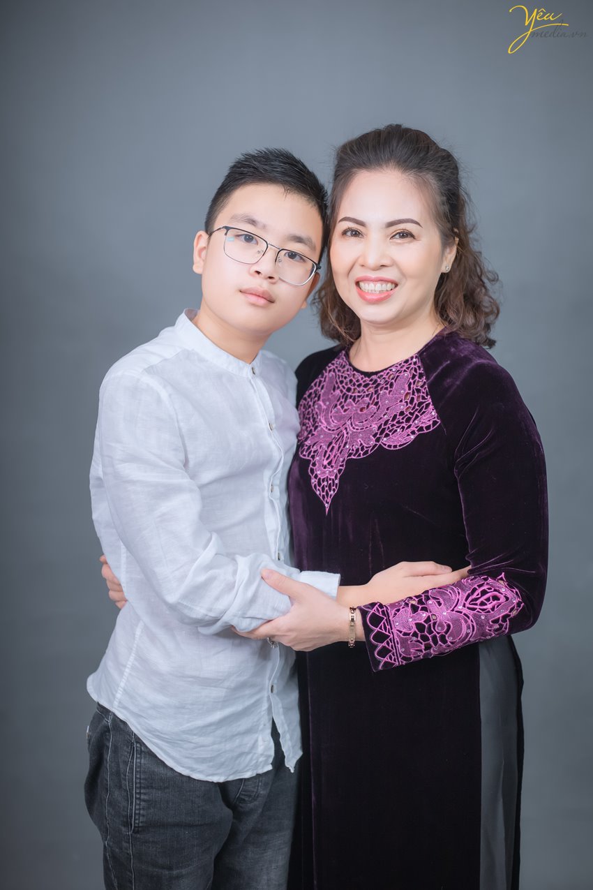 Để Ảnh viện Yêu media có thể sắp xếp thợ chụp ảnh tốt nhất chụp cho gia đình mình, quý khách vui lòng liên hệ Hotline: 0928975888 để được tư vấn chu đáo và hẹn lịch chụp ảnh càng sớm càng tốt nhé!