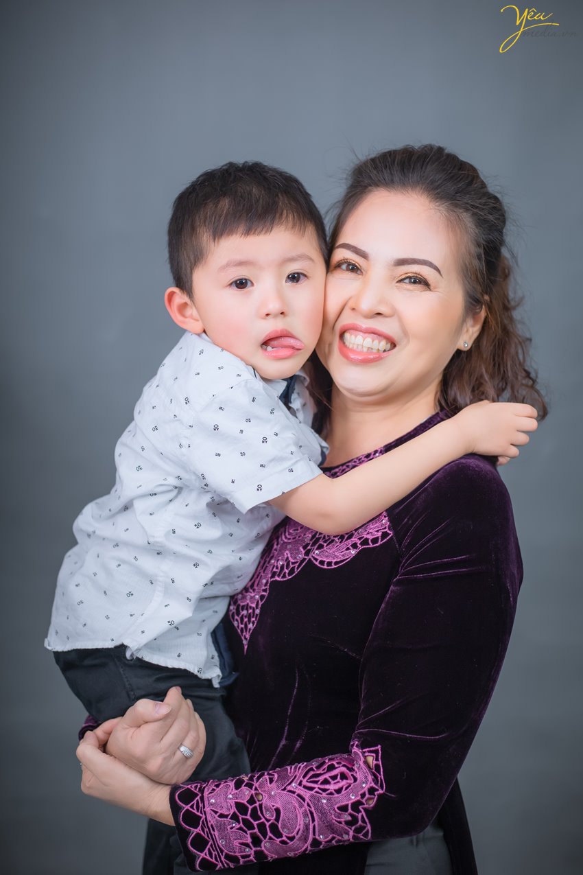 Để Ảnh viện Yêu media có thể sắp xếp thợ chụp ảnh tốt nhất chụp cho gia đình mình, quý khách vui lòng liên hệ Hotline: 0928975888 để được tư vấn chu đáo và hẹn lịch chụp ảnh càng sớm càng tốt nhé!